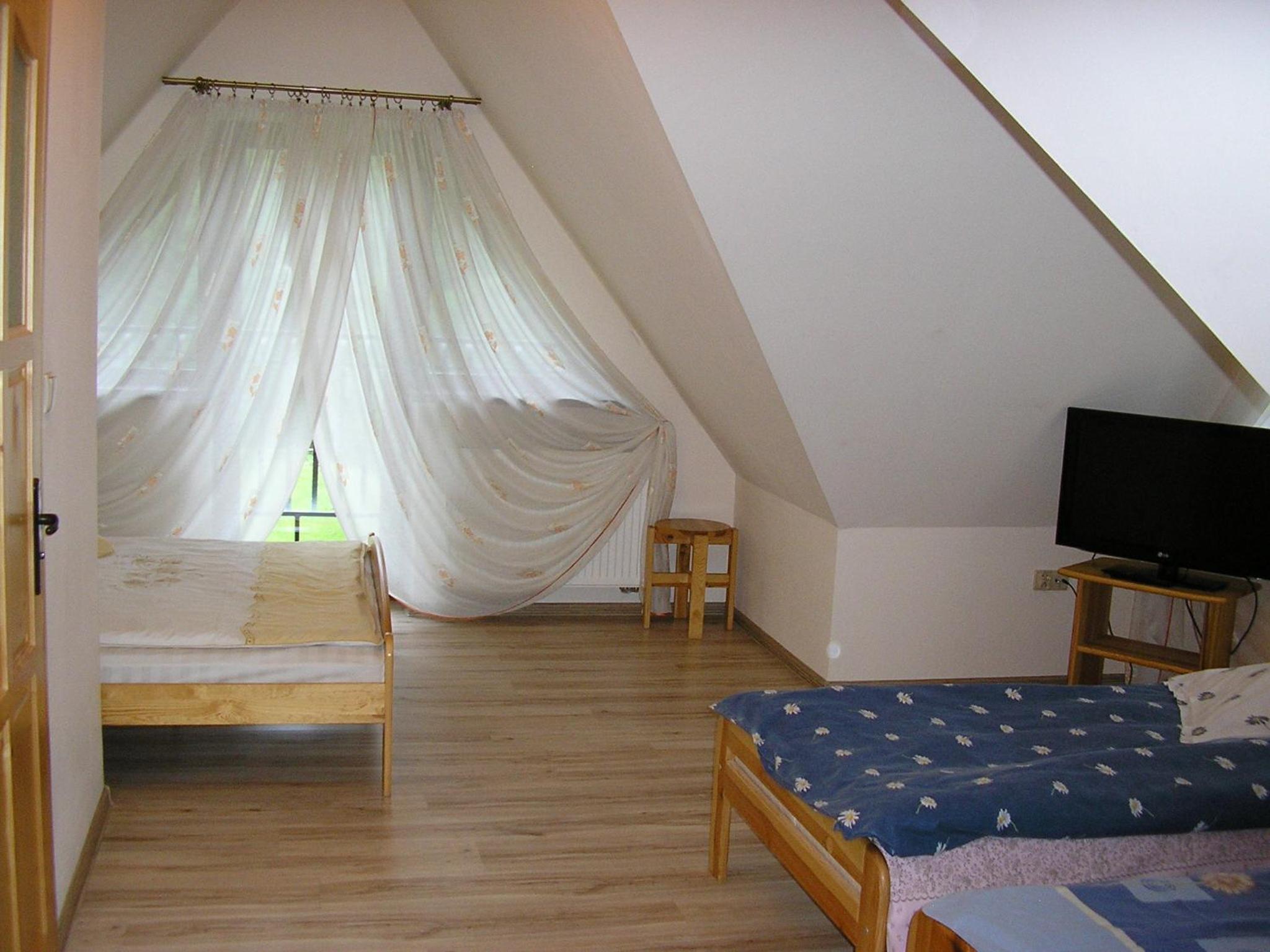 Quadruple Room with Private Bathroom and Balcony - Photo 3