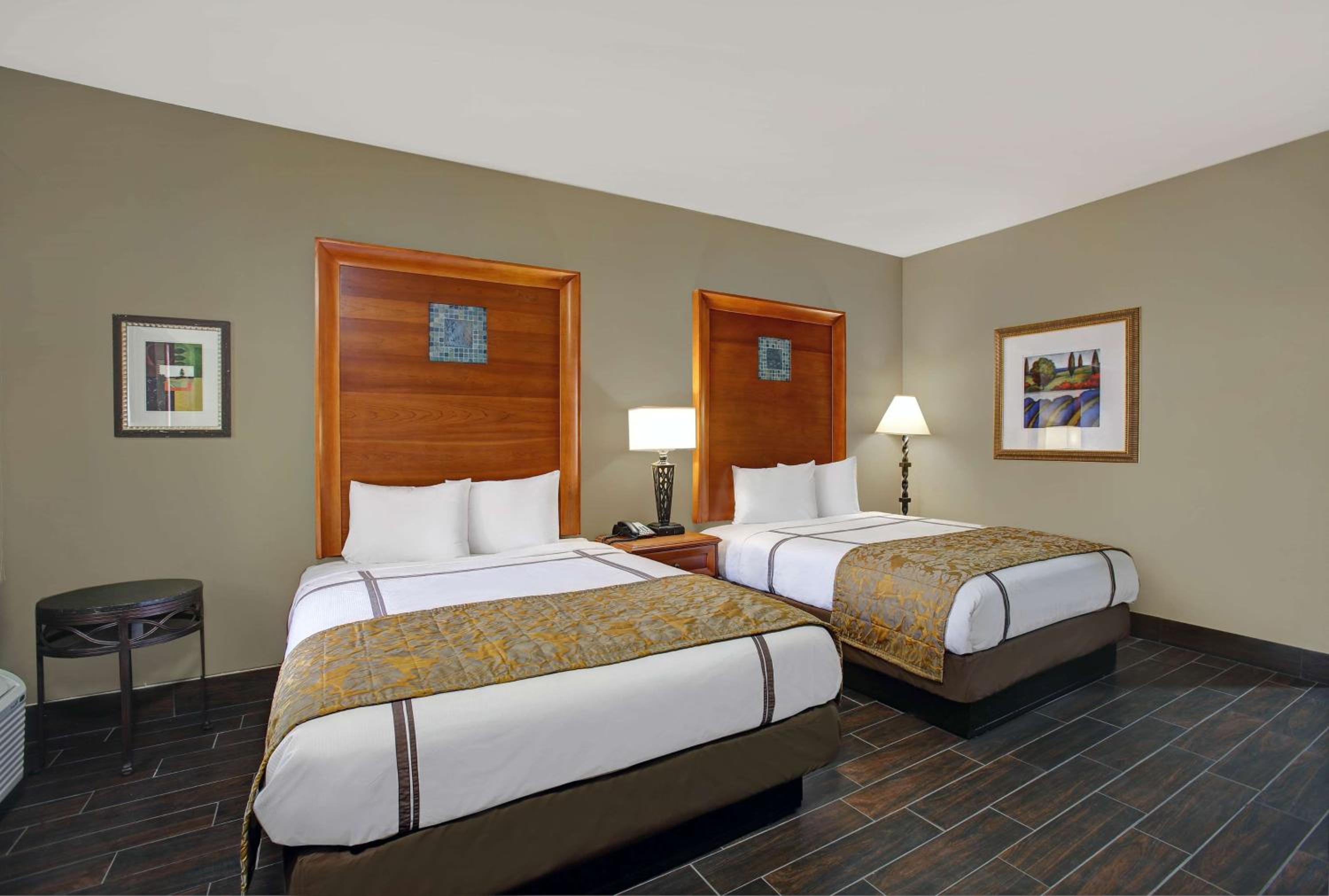 Queen Room with Two Queen Beds - Non-Smoking photo 3