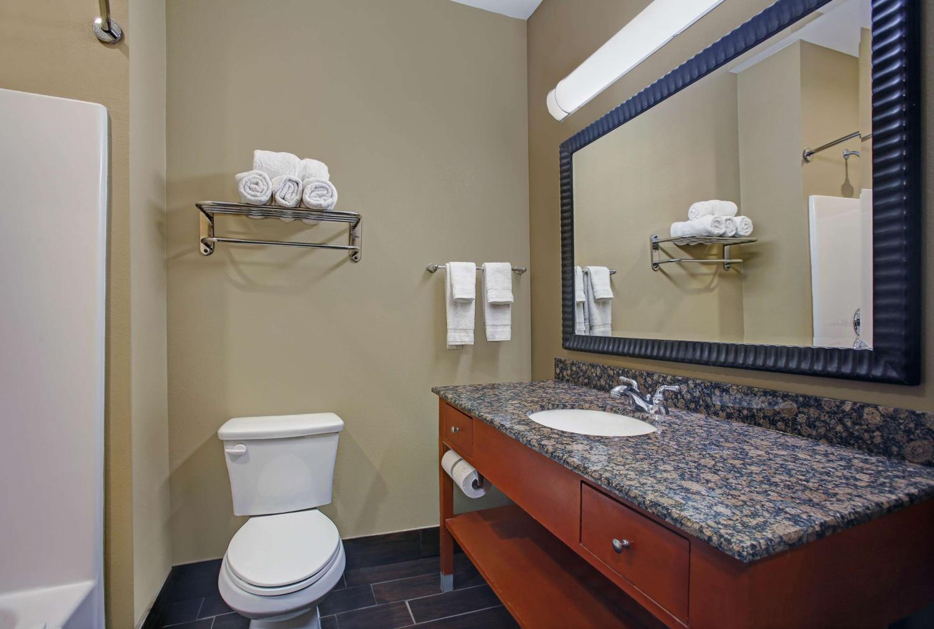 Queen Room with Two Queen Beds - Non-Smoking photo 2