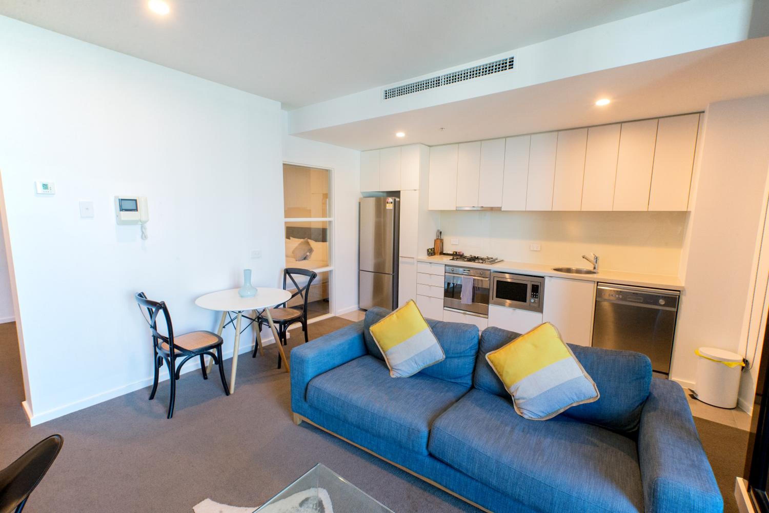 One Bedroom Apartment River View thumbnail 5