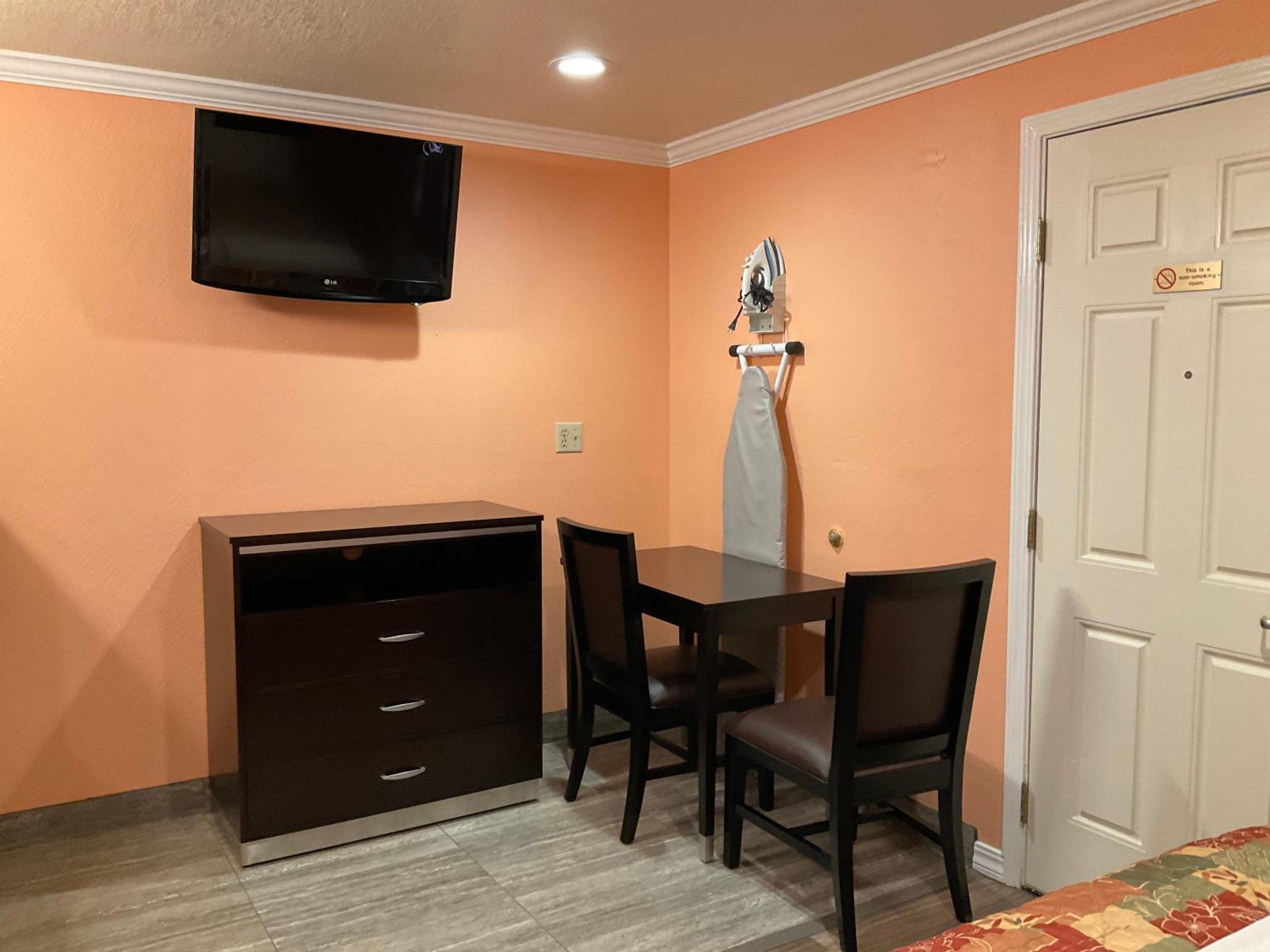 Queen Room photo 2