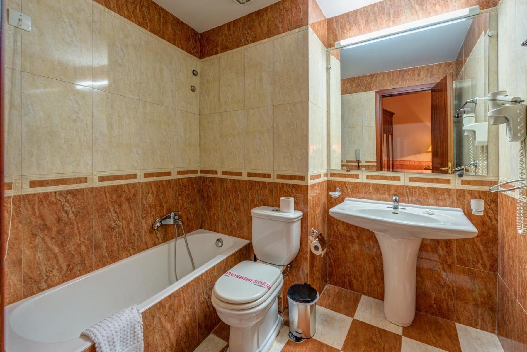 Double or Twin Room - Photo 5