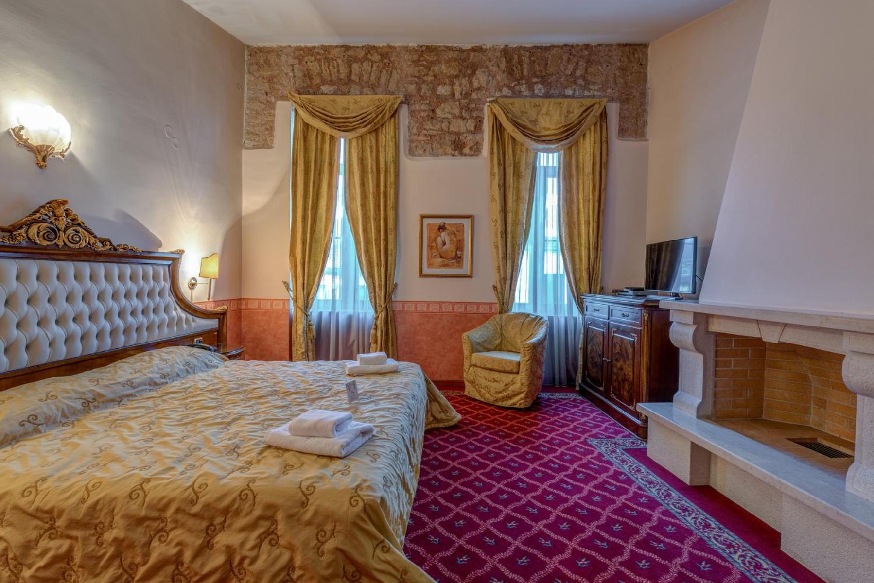 Double or Twin Room - Photo 6