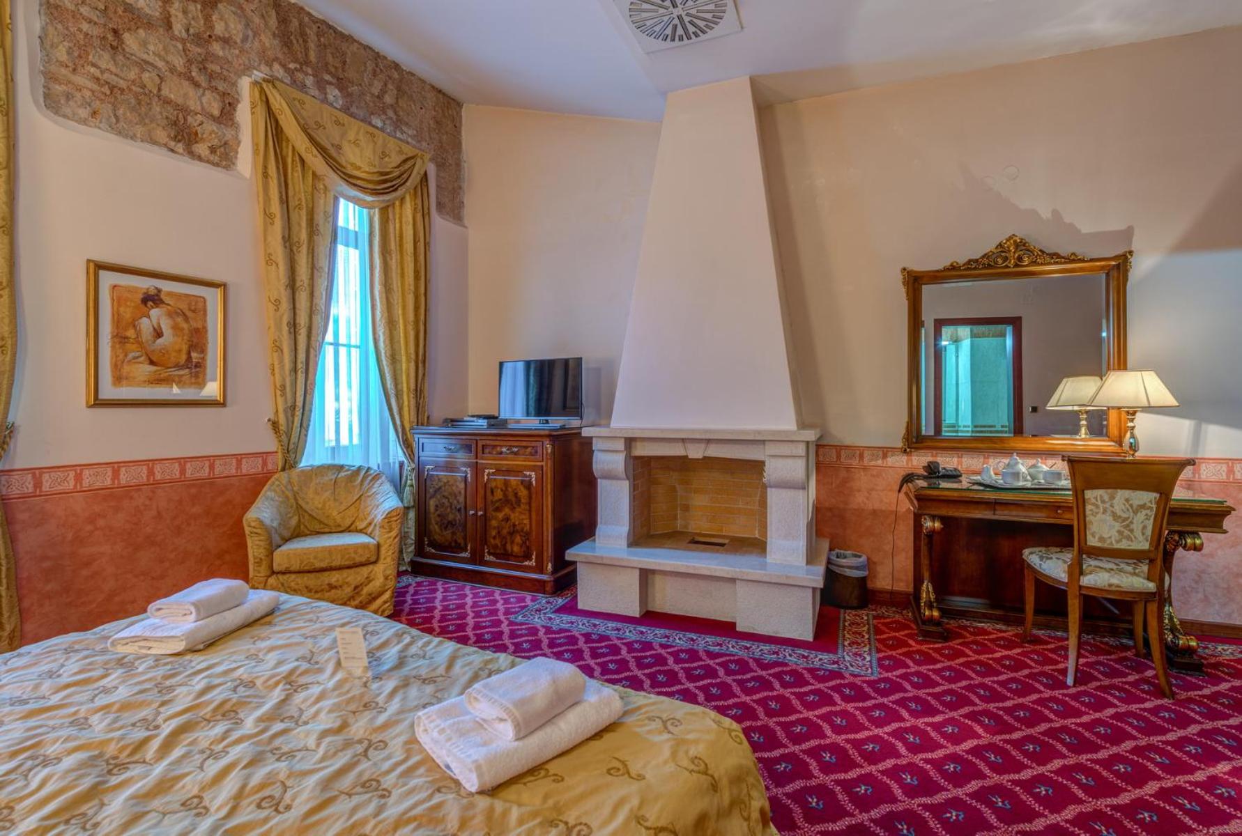 Double or Twin Room - Photo 7