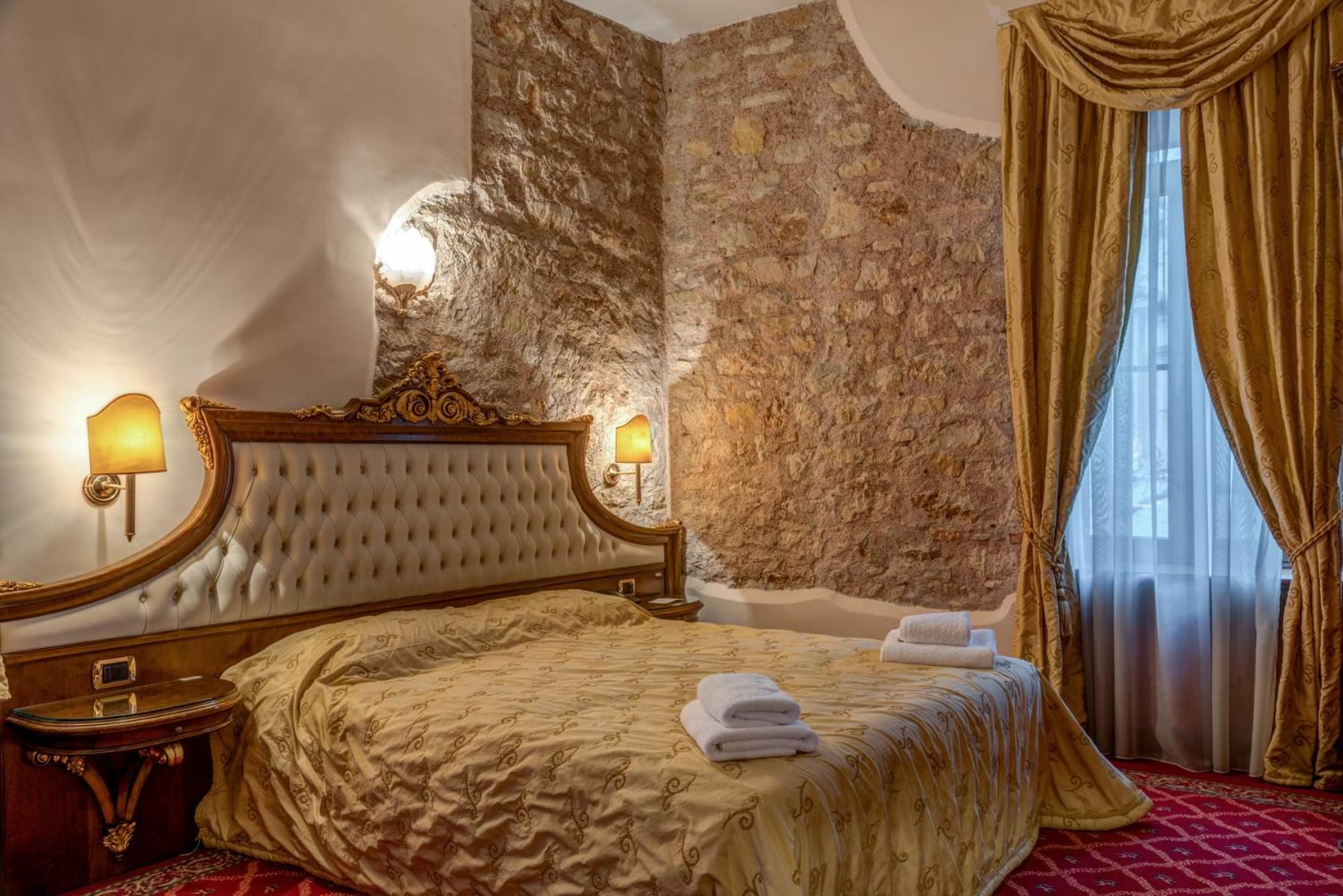Double or Twin Room - Photo 10