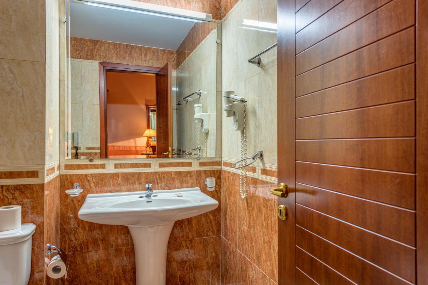 Double or Twin Room - Photo 12