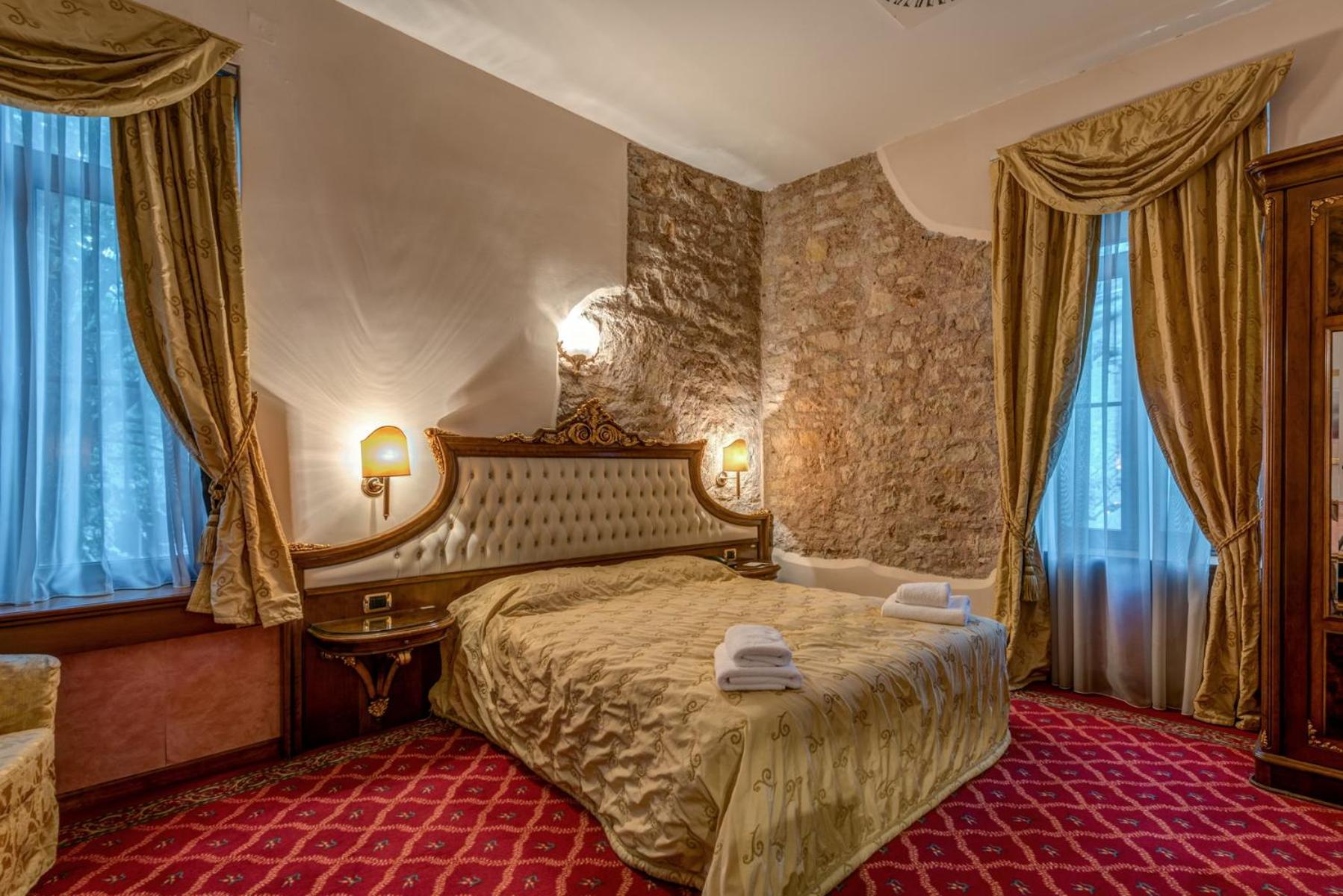 Double or Twin Room - Photo 17