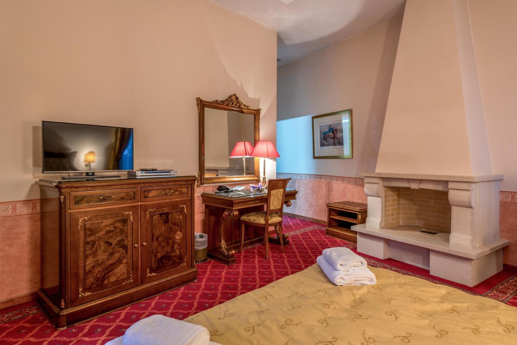 Double or Twin Room - Photo 23