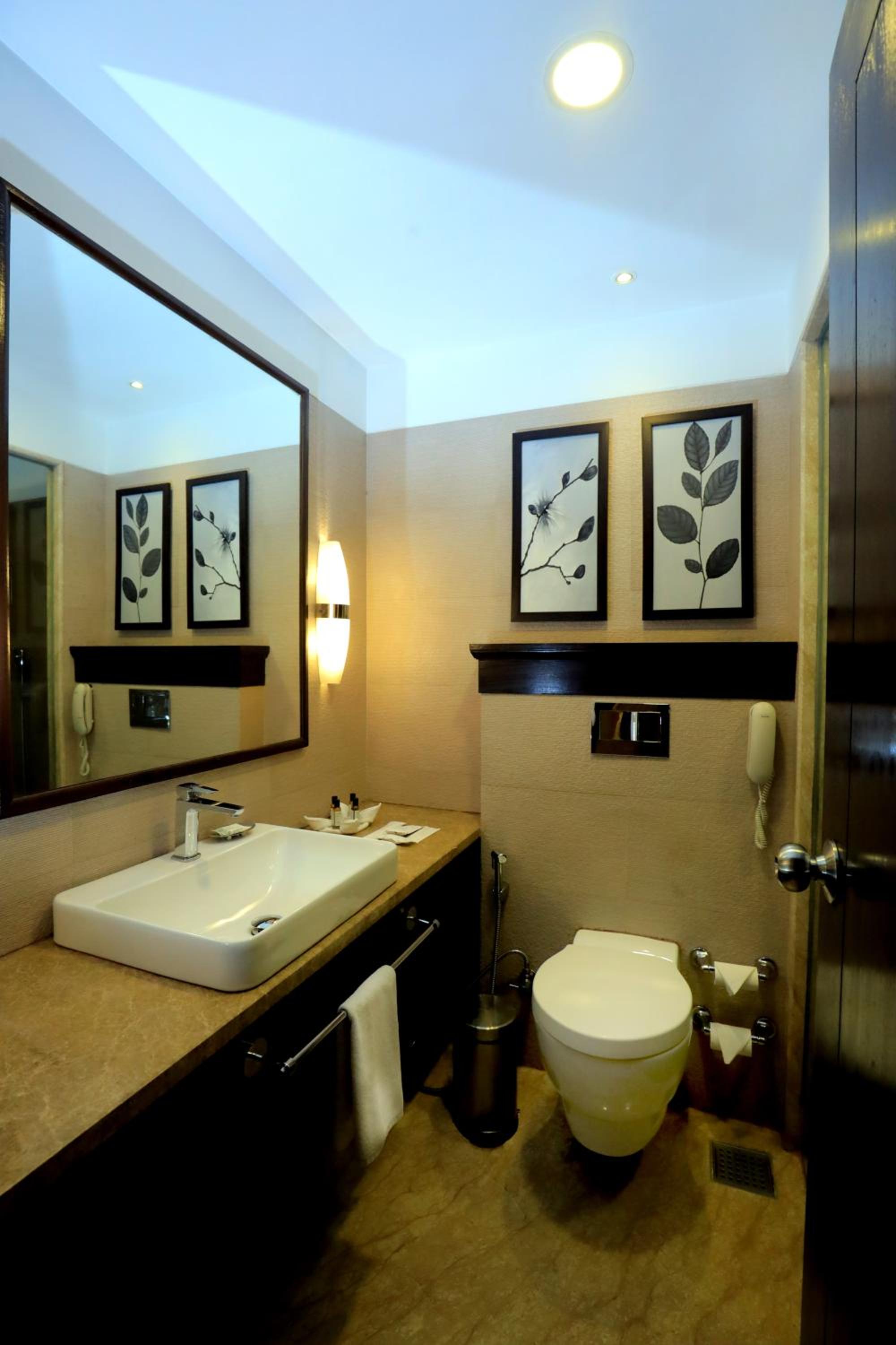 Deluxe King Room - Non-Smoking - Photo 3