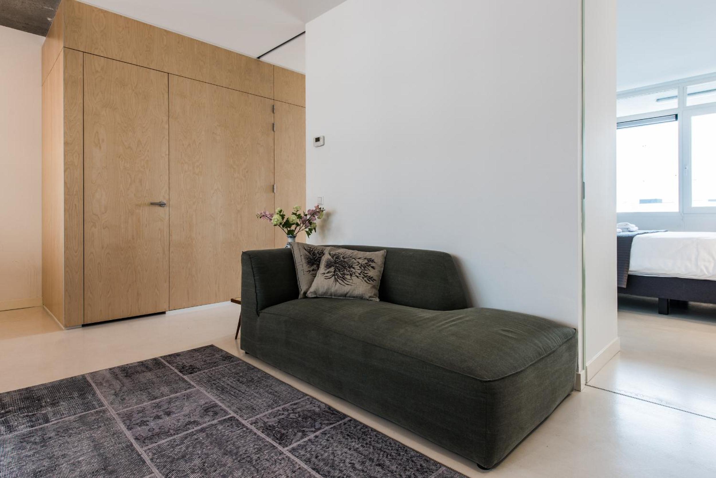 One-Bedroom Apartment photo 1