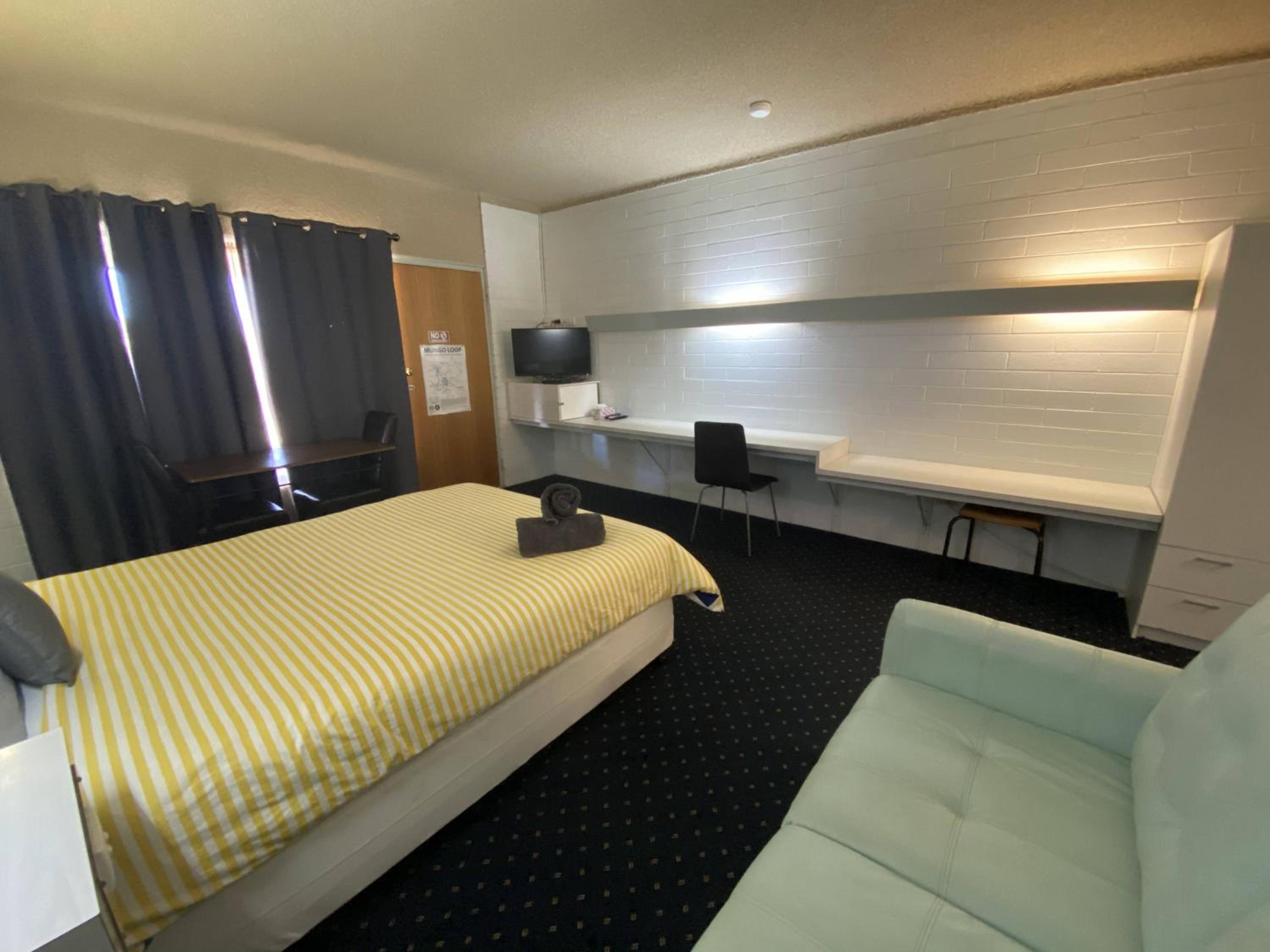 Queen Room photo 2