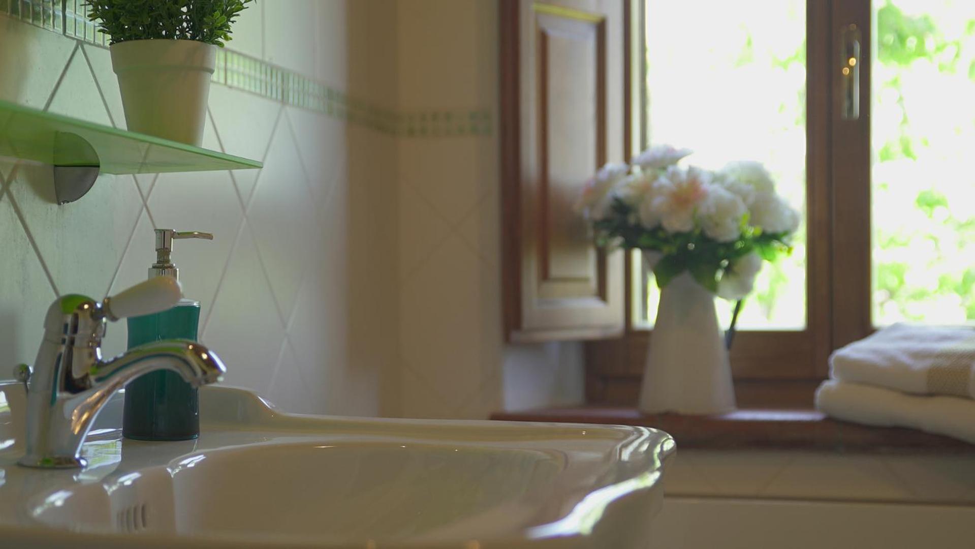 Quadruple Room with Bath - Photo 3