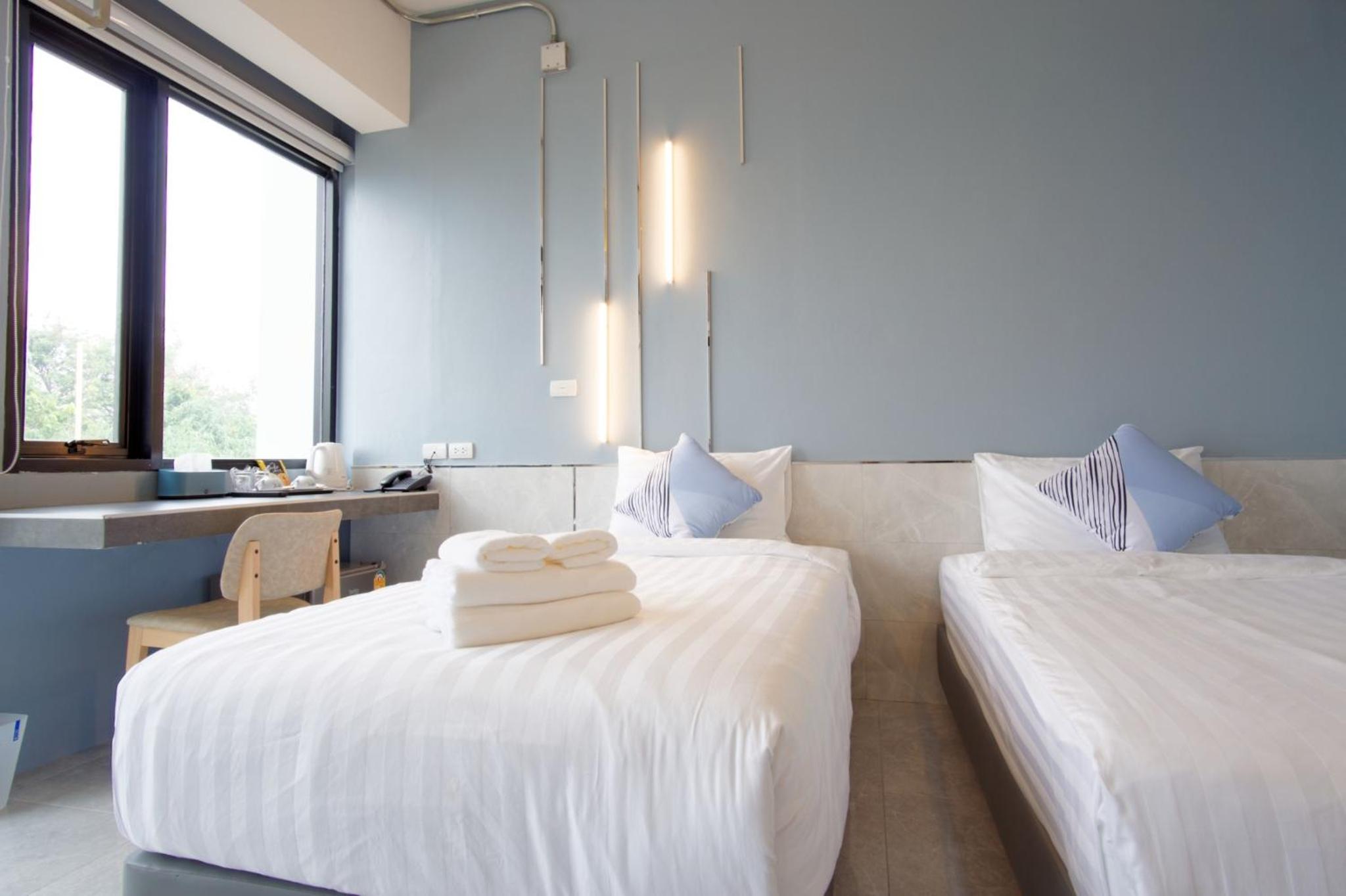 Twin Room with Lake View - Photo 1