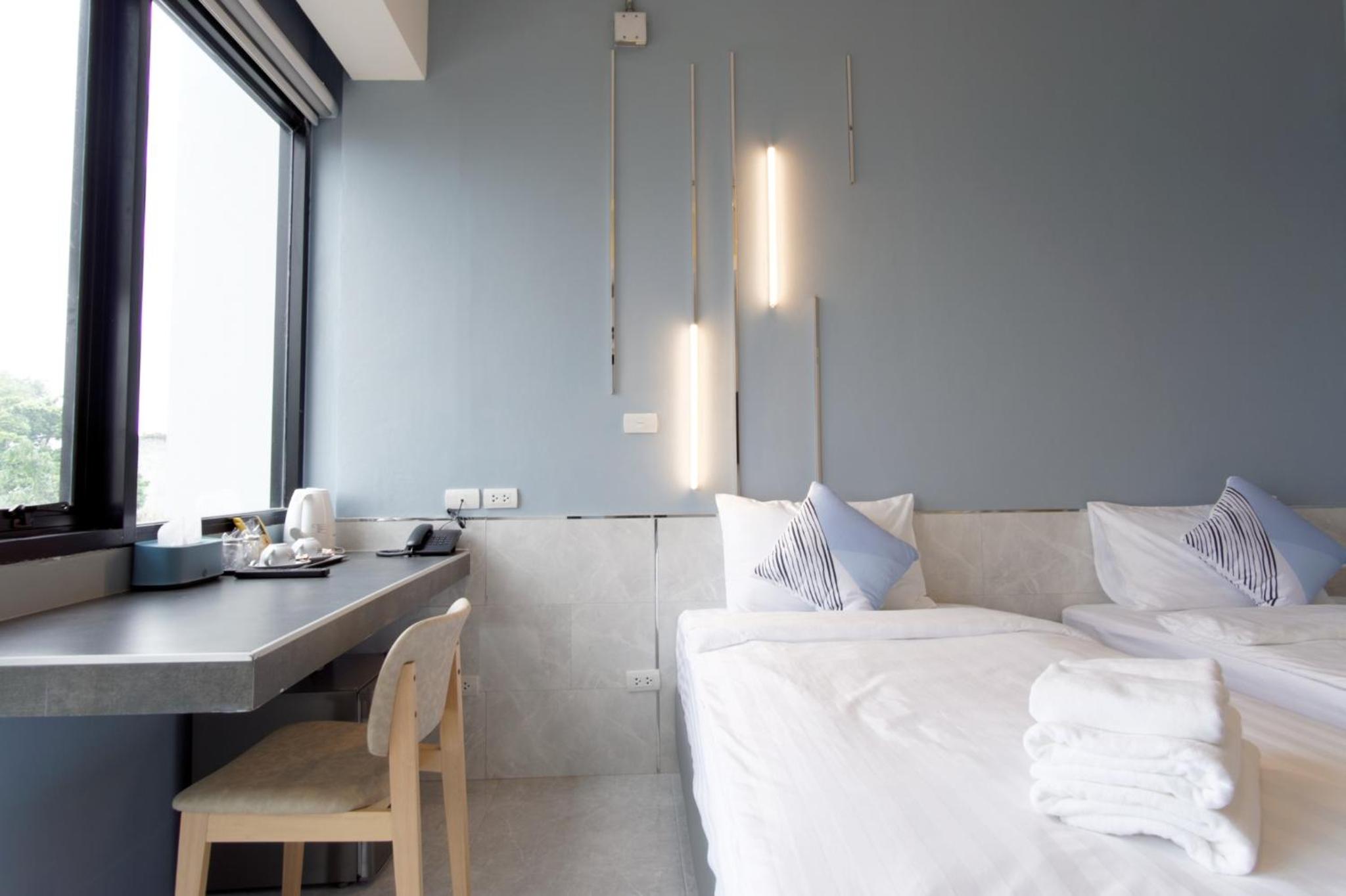 Twin Room with Lake View - Photo 4