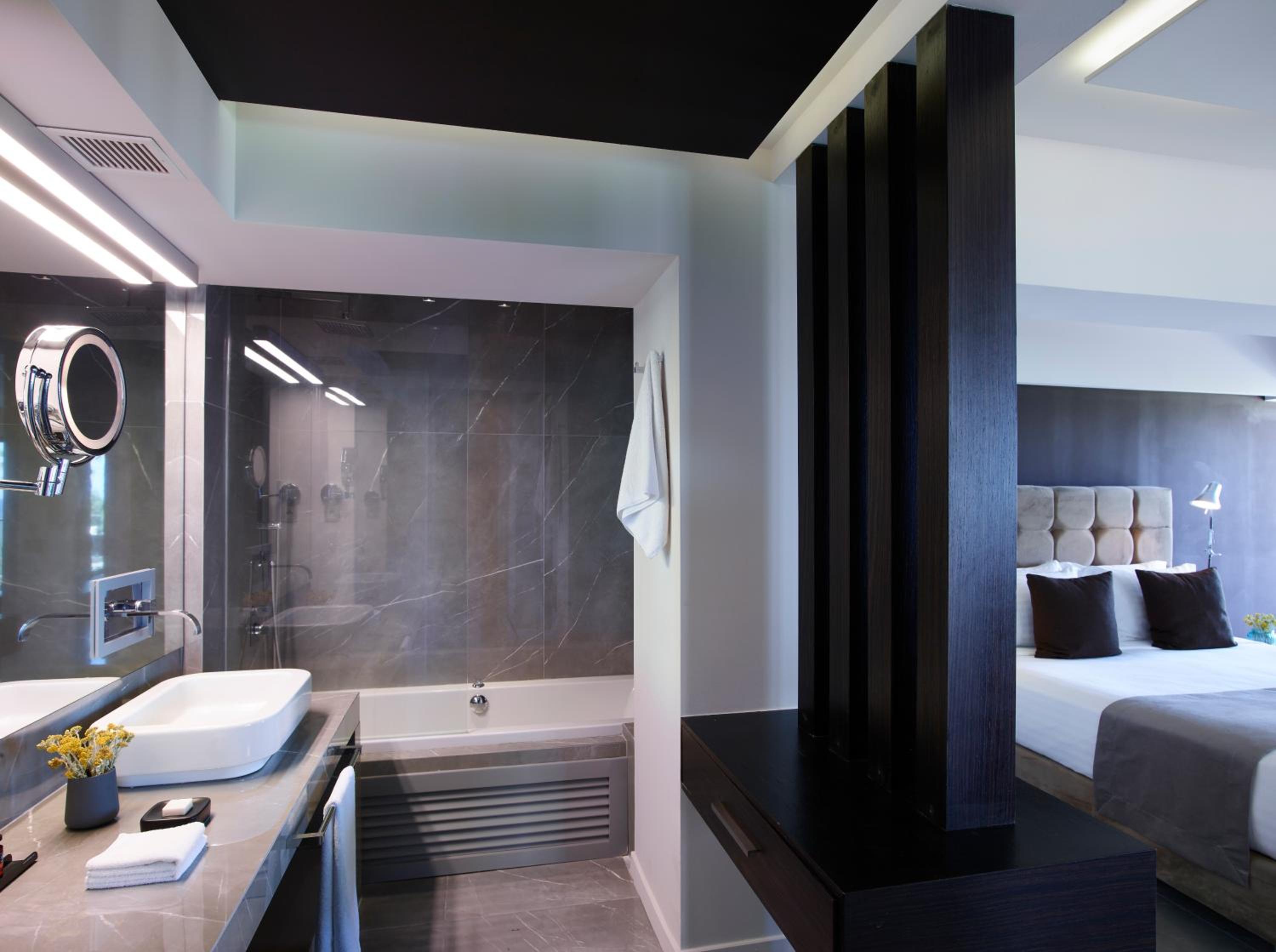 Deluxe Suite with Sea View - Photo 7