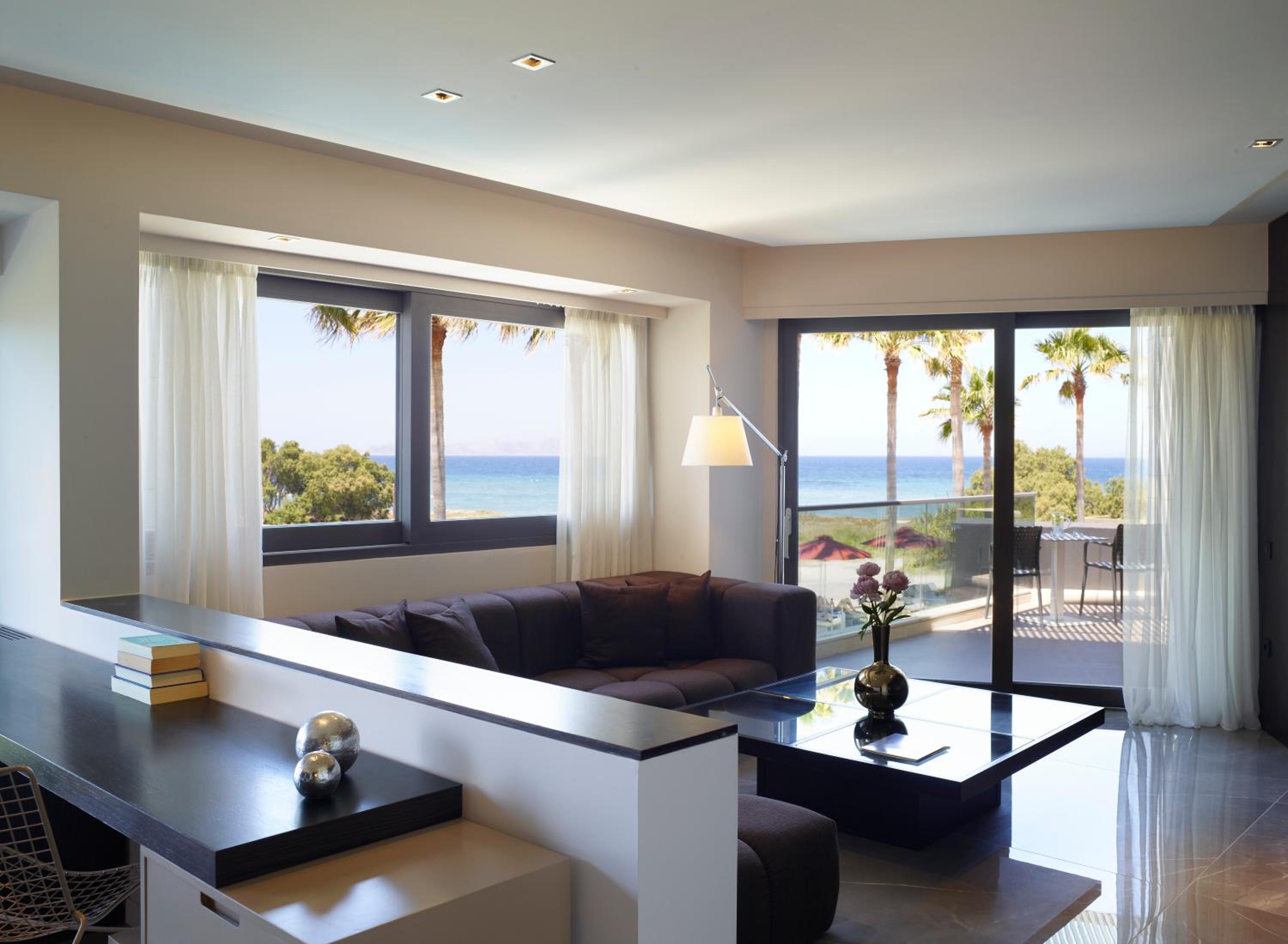 Deluxe Suite with Sea View - Photo 4