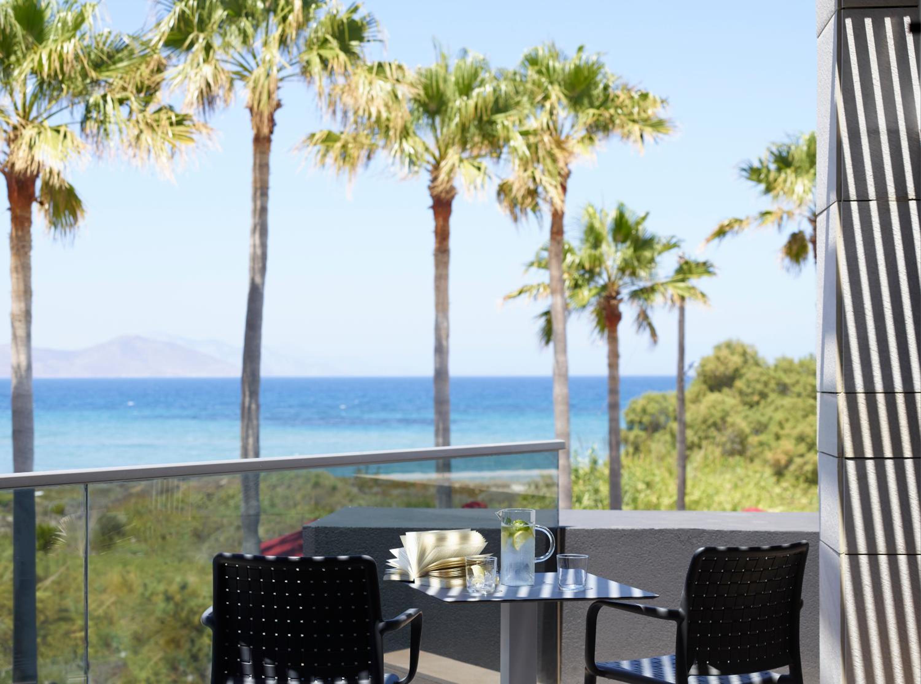 Deluxe Suite with Sea View - Photo 3