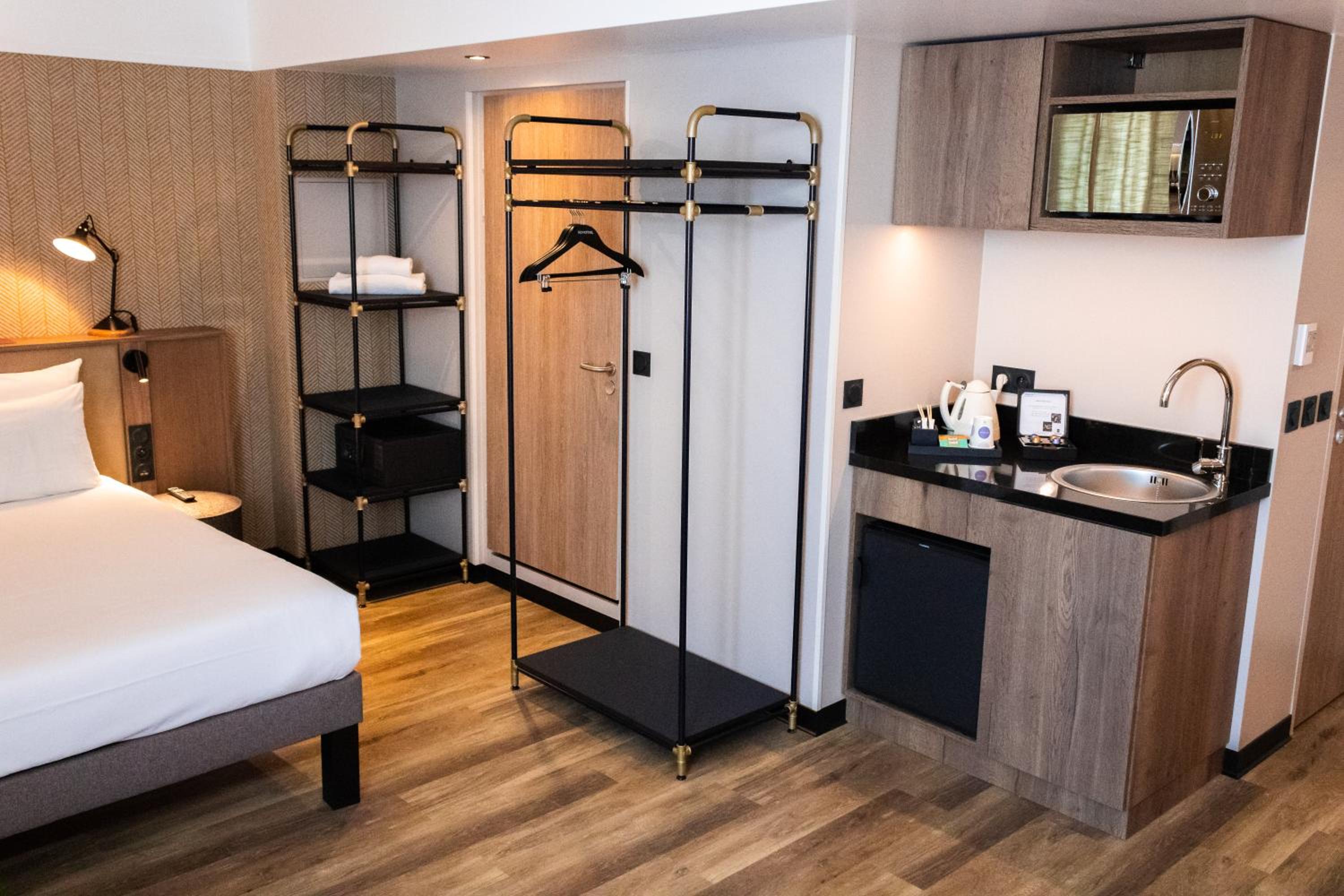Superior Suite with Double Bed and Sofa Bed - Photo 10