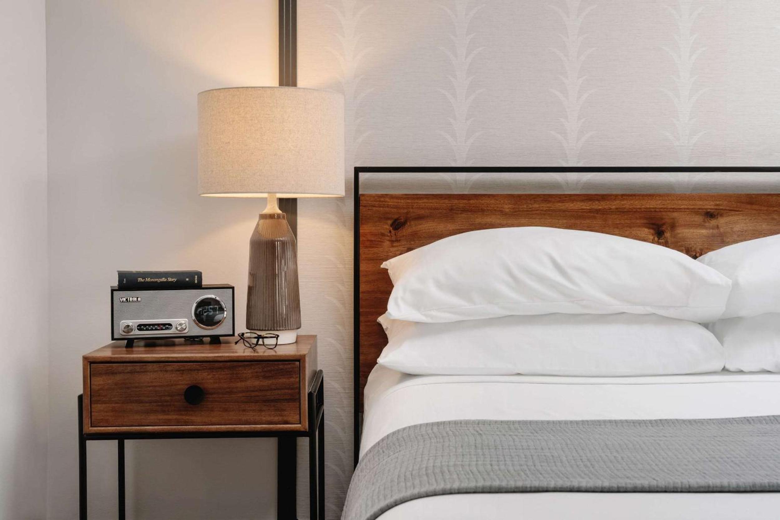 Deluxe King Room  Mobility and Hearing Impaired Accessible  Non-Smoking - Photo 1