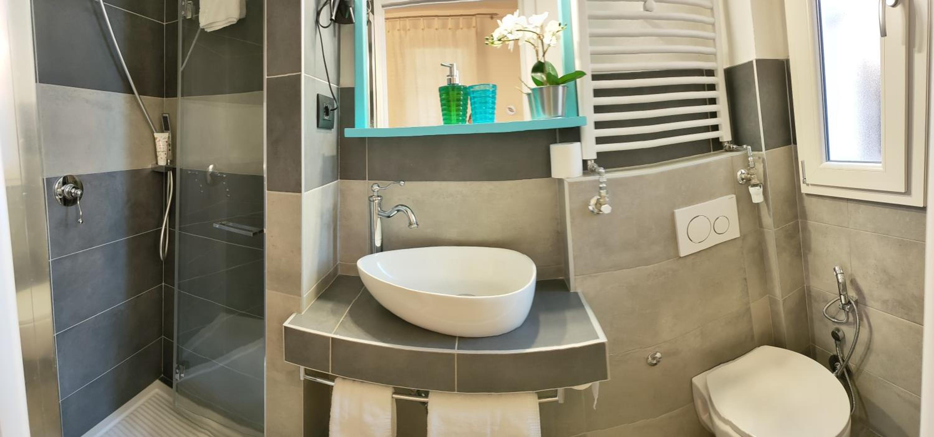 Double or Twin Room with Private Bathroom - Photo 13