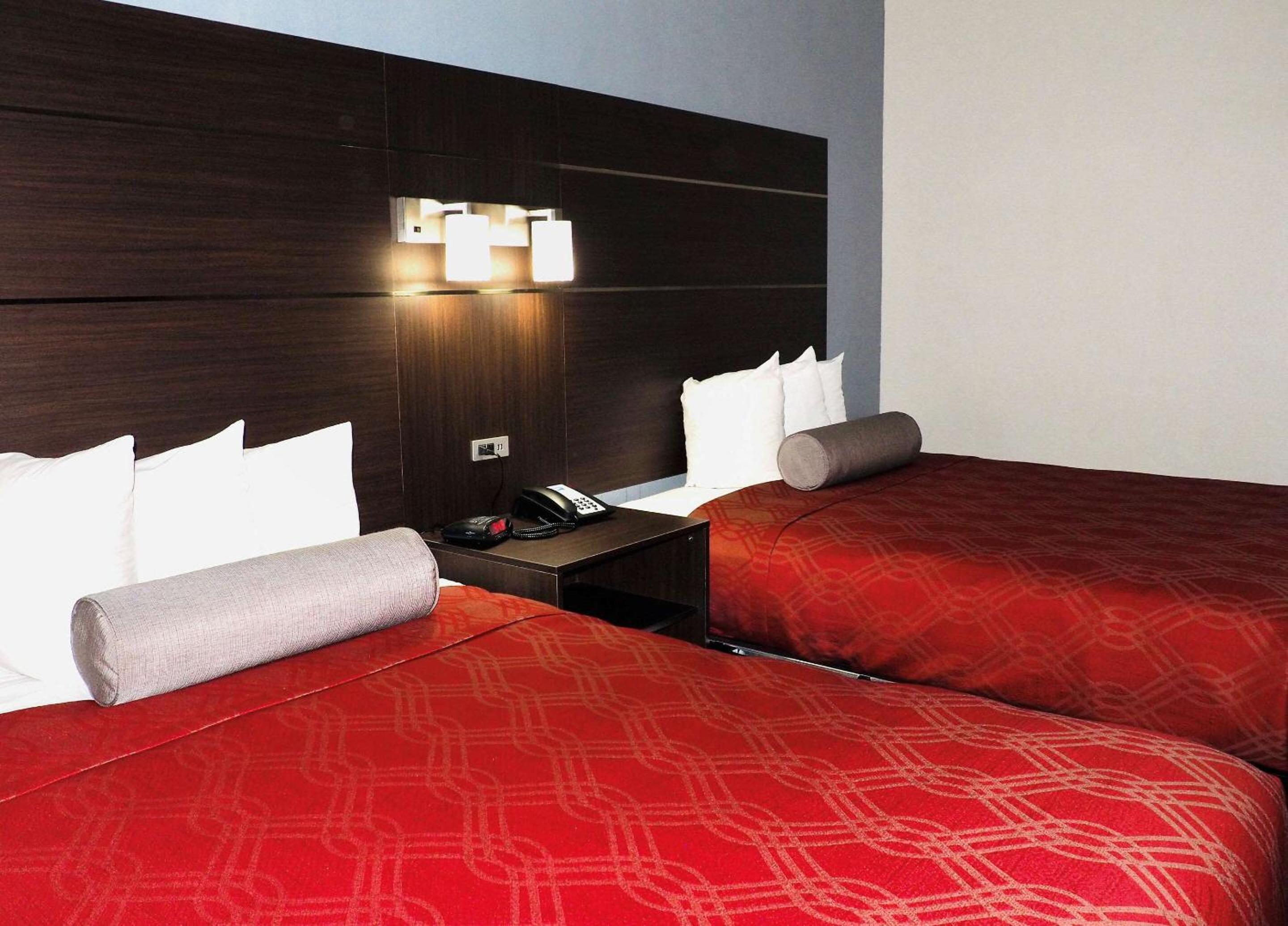 Queen Room with Two Queen Beds - Non-Smoking - Photo 7
