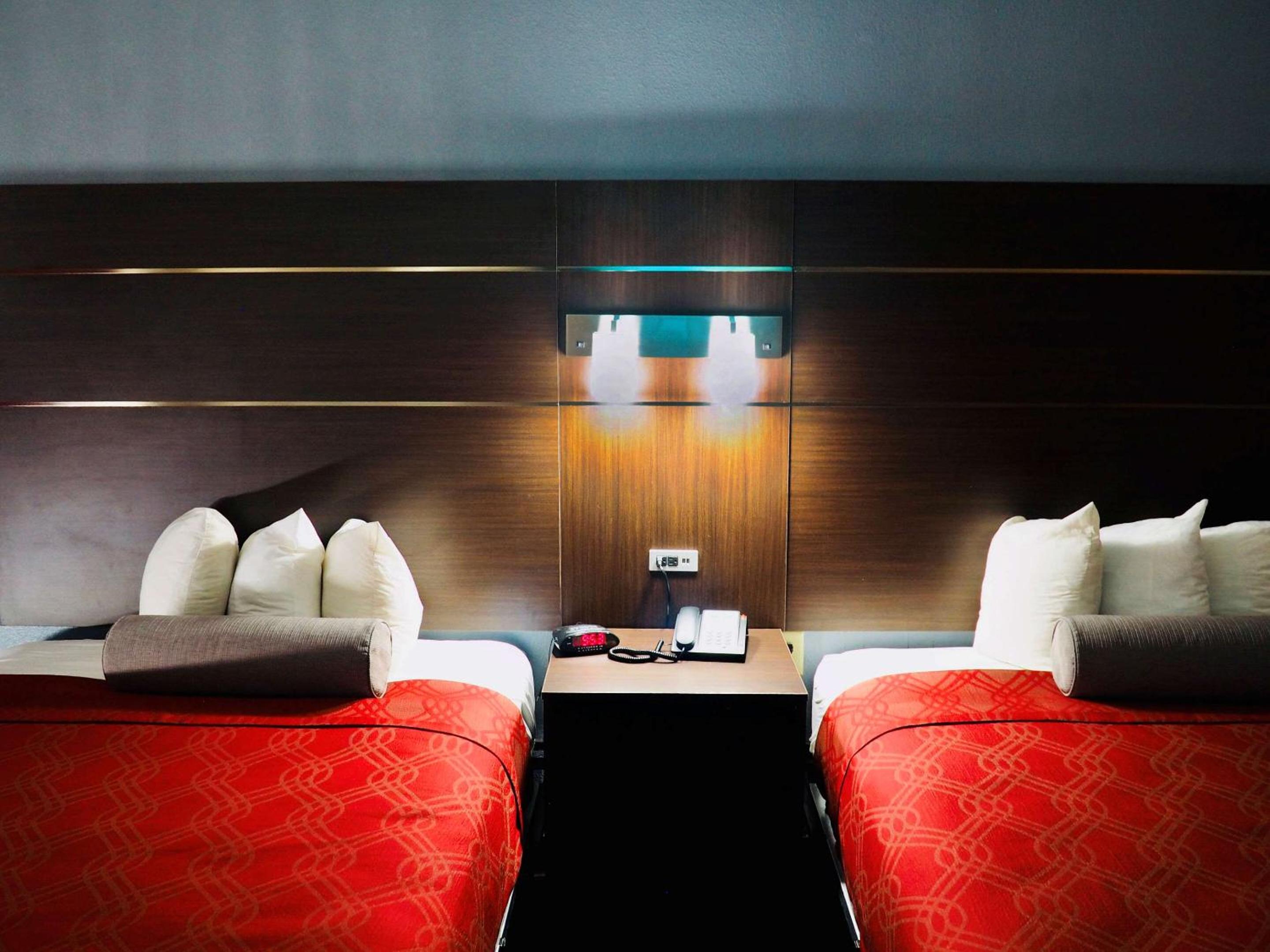 Queen Room with Two Queen Beds - Non-Smoking - Photo 13