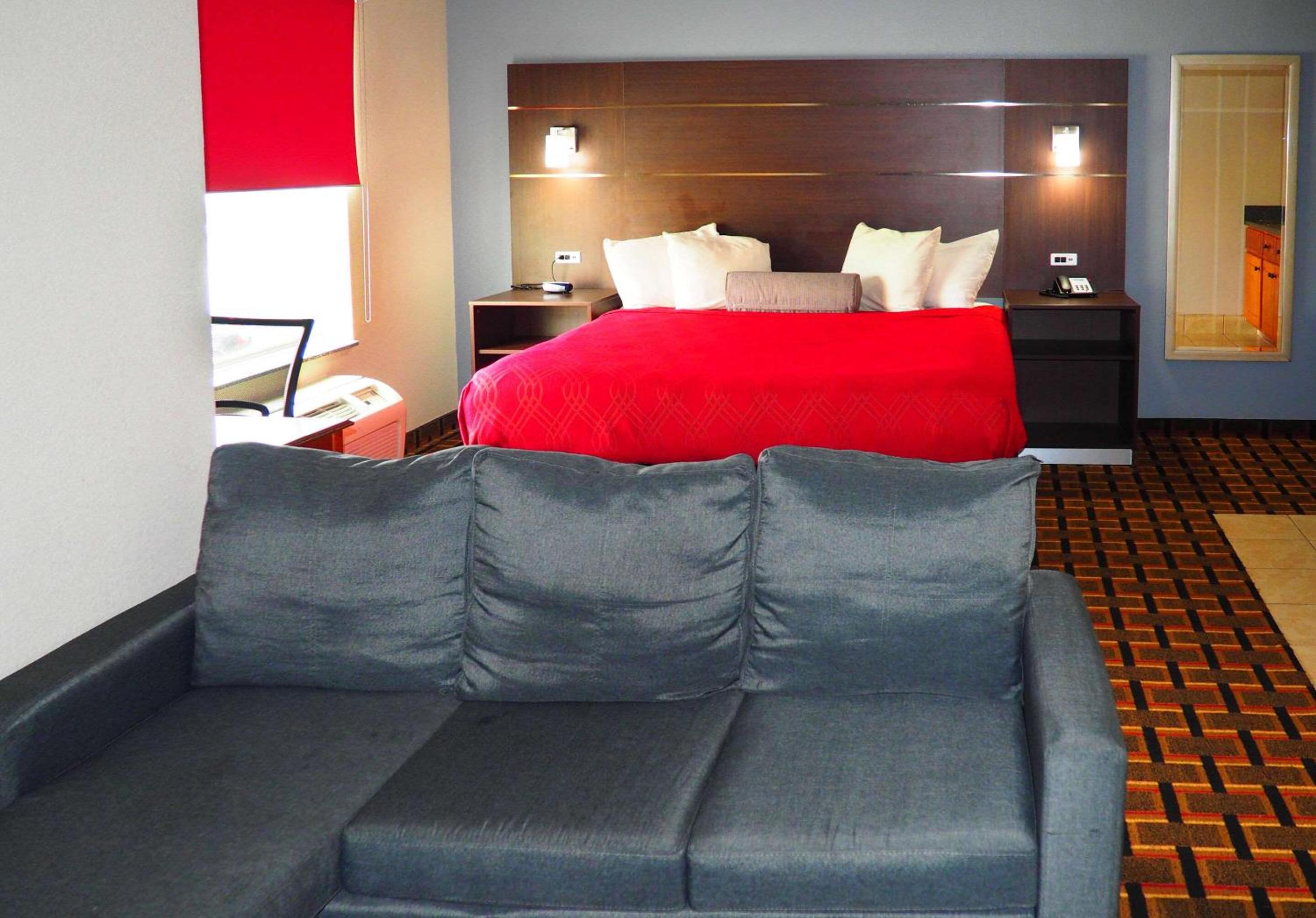 King Suite - Non-Smoking - Photo 4