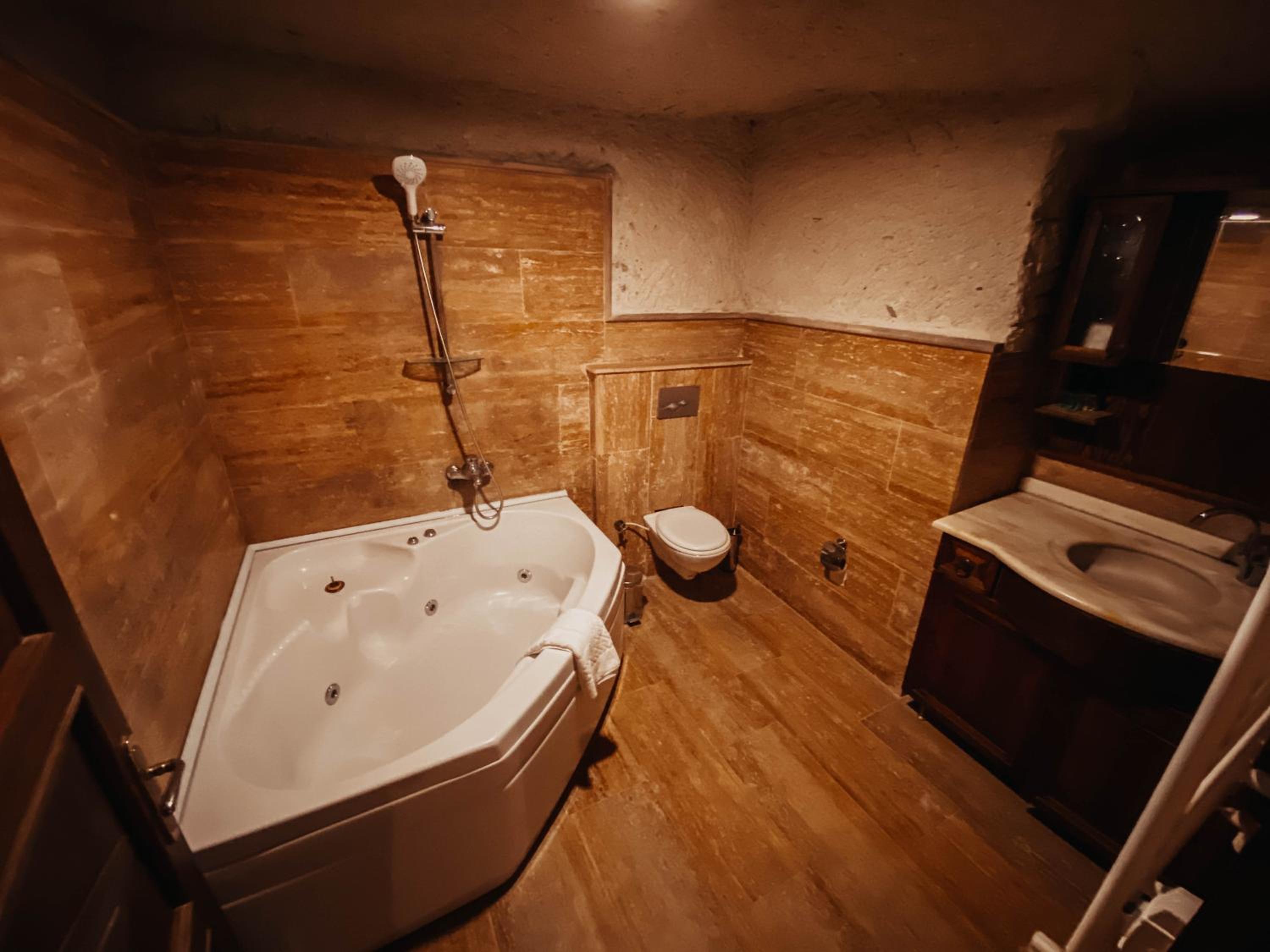 Suite with Spa Bath - Photo 8
