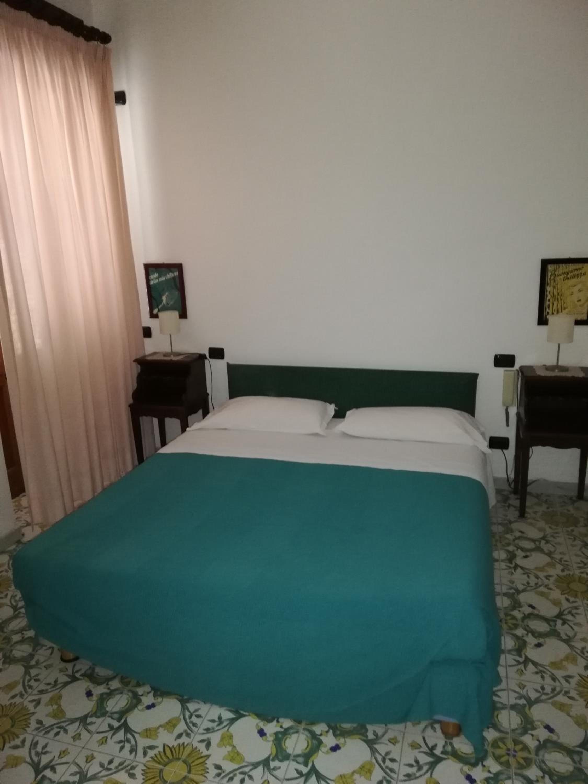 Double Room with Lake View - Photo 2