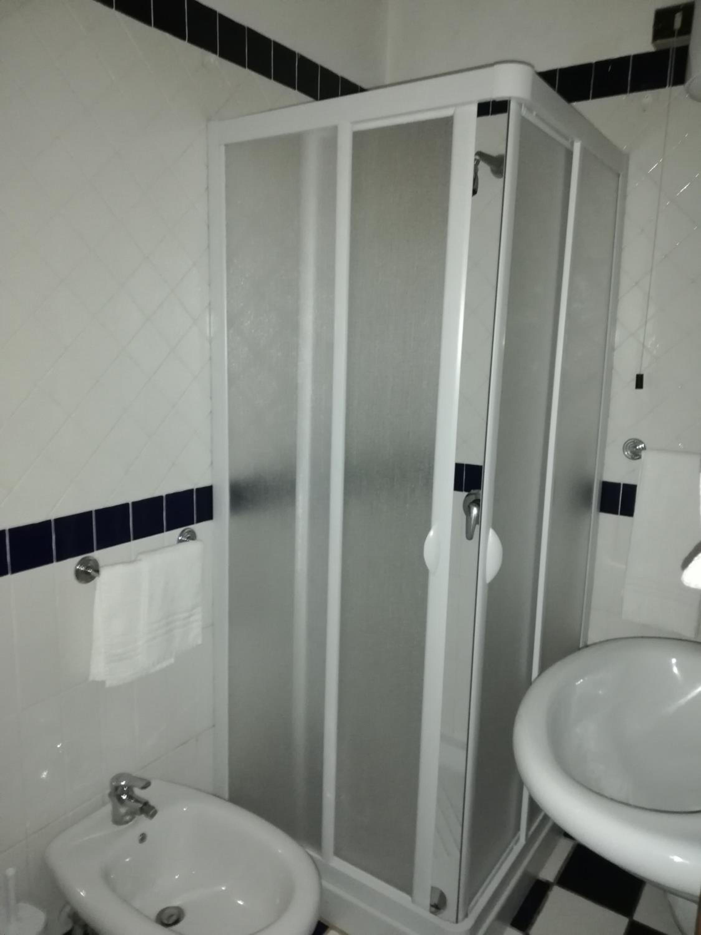Double Room with Lake View - Photo 3