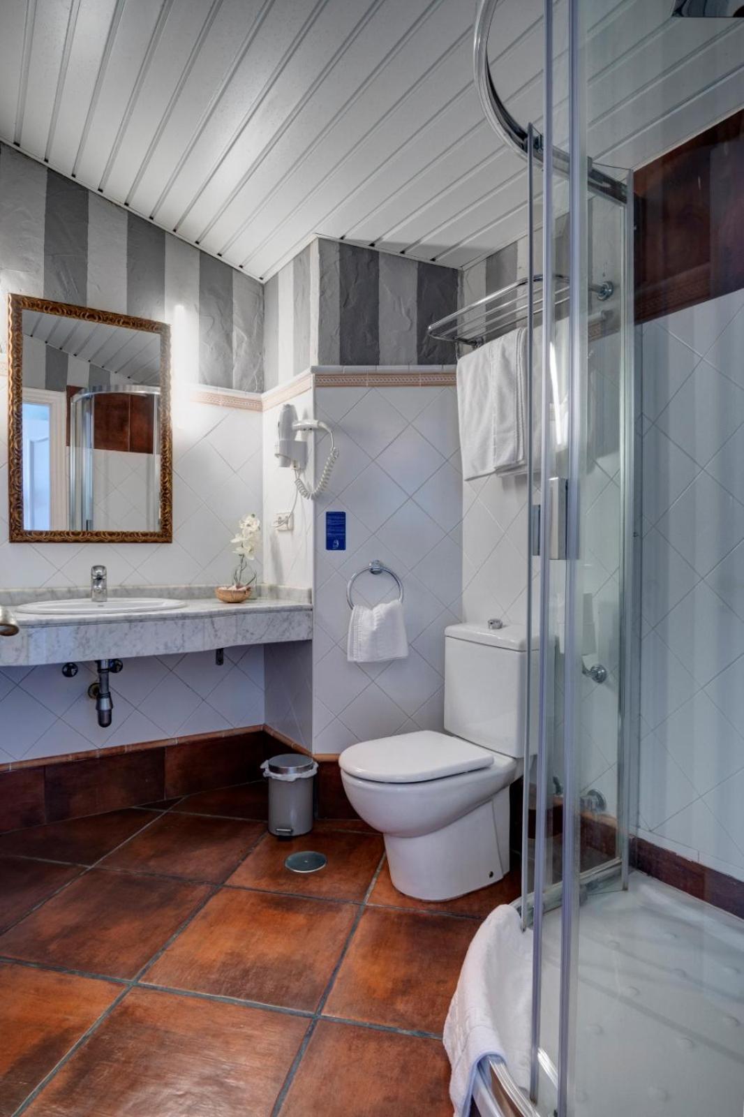 Double or Twin Room with Side Sea View - Photo 3