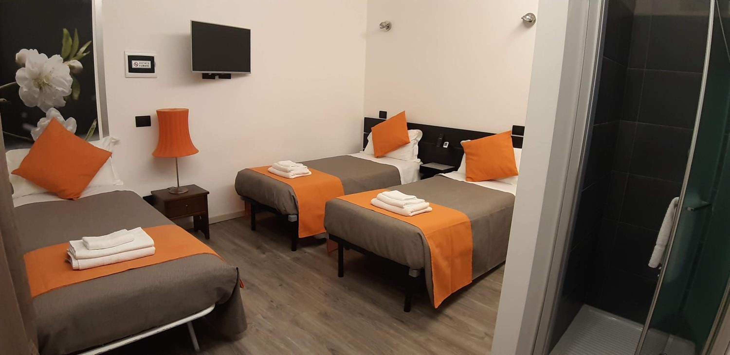 Triple Room with Private Bathroom - Photo 35