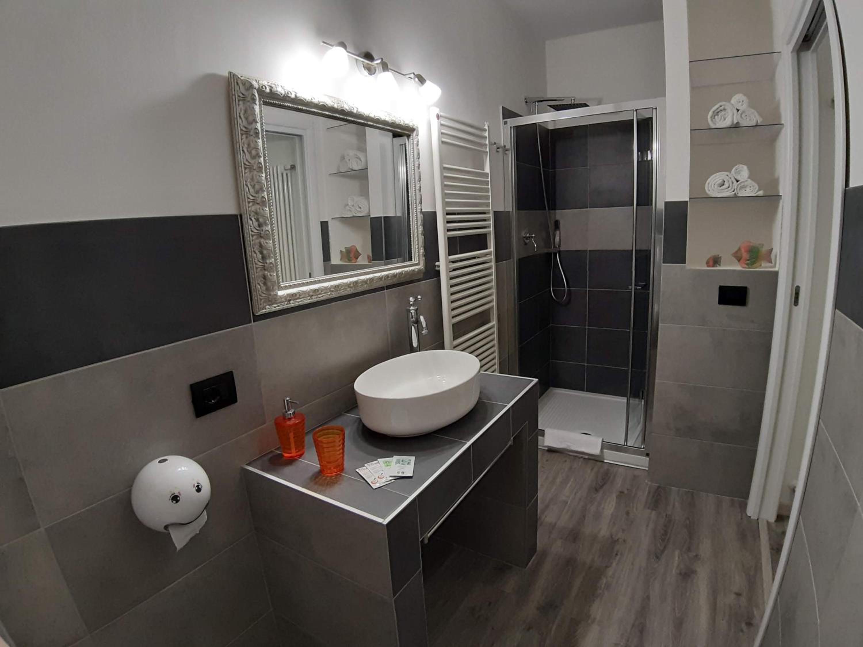 Quadruple Room with Private Bathroom - Photo 6