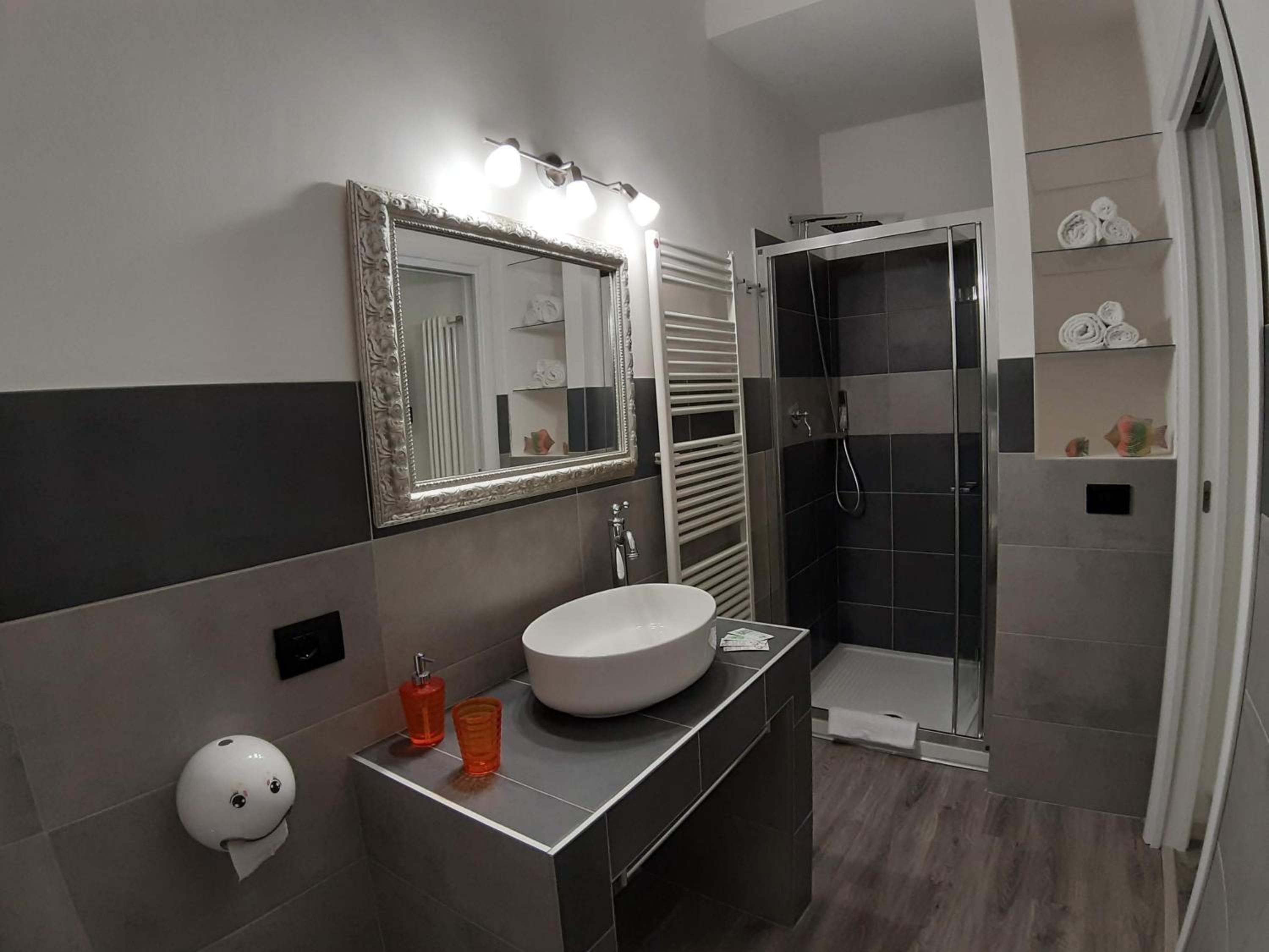 Quadruple Room with Private Bathroom - Photo 15
