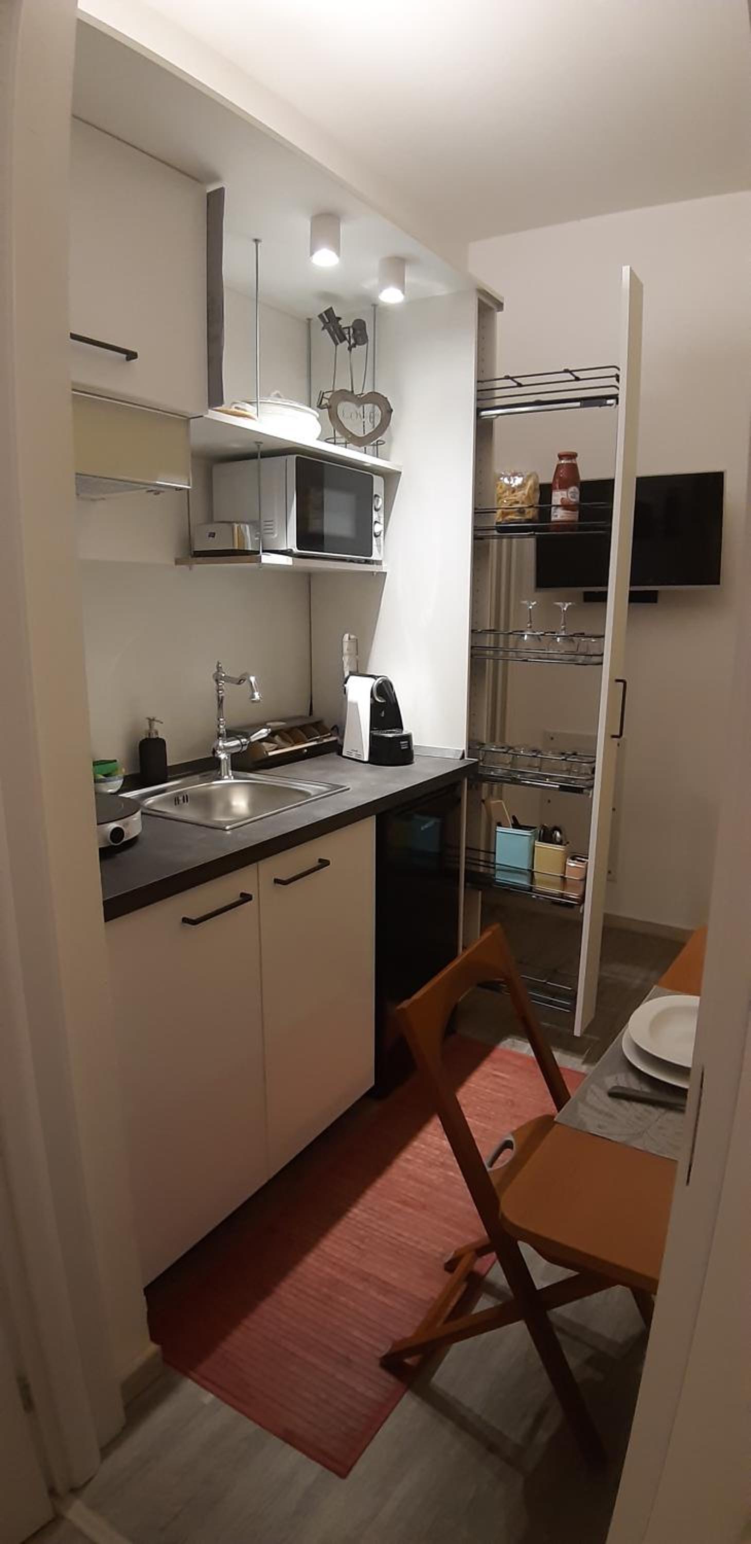 Quadruple Room with Private Bathroom - Photo 19