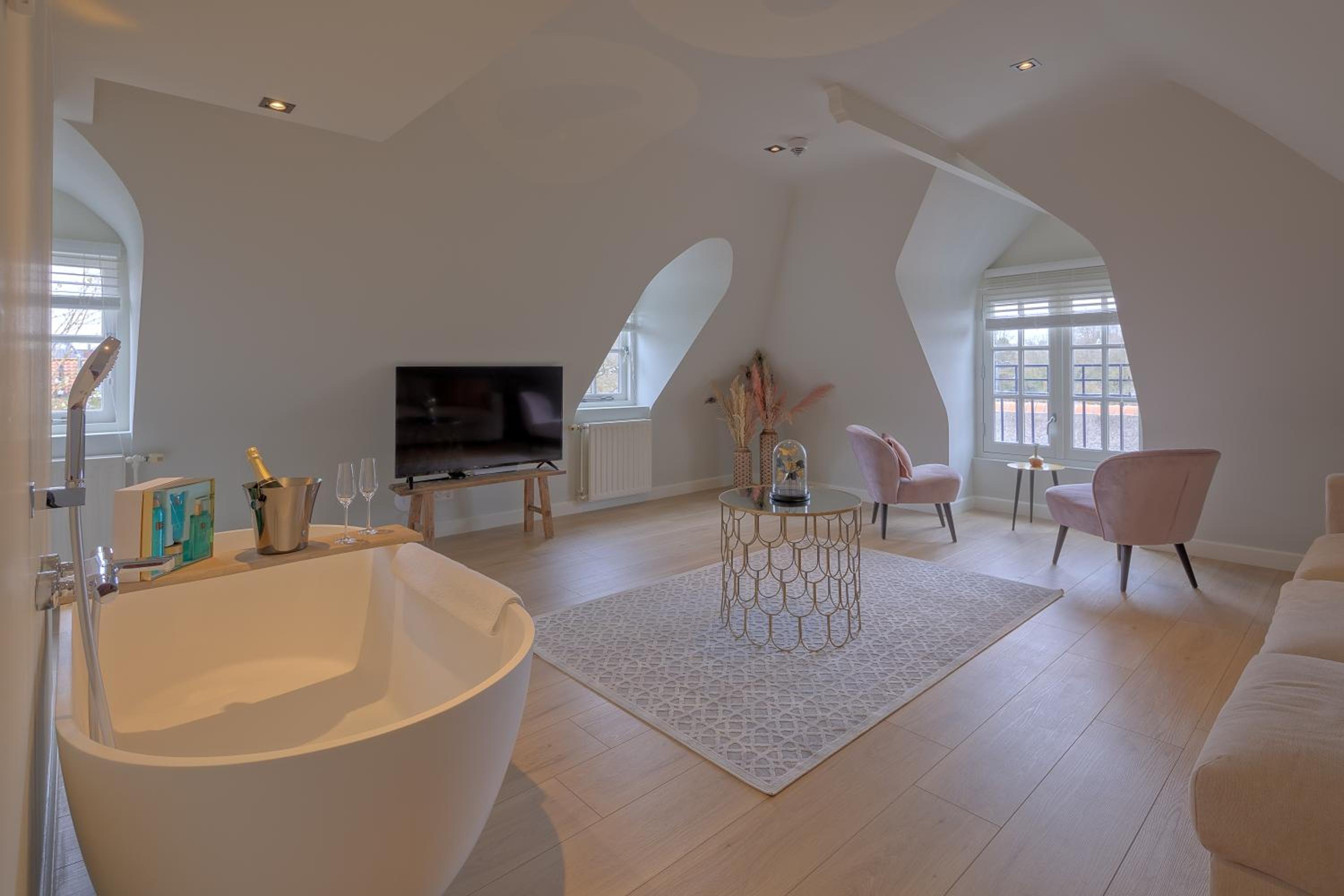 Deluxe Suite - Photo 6