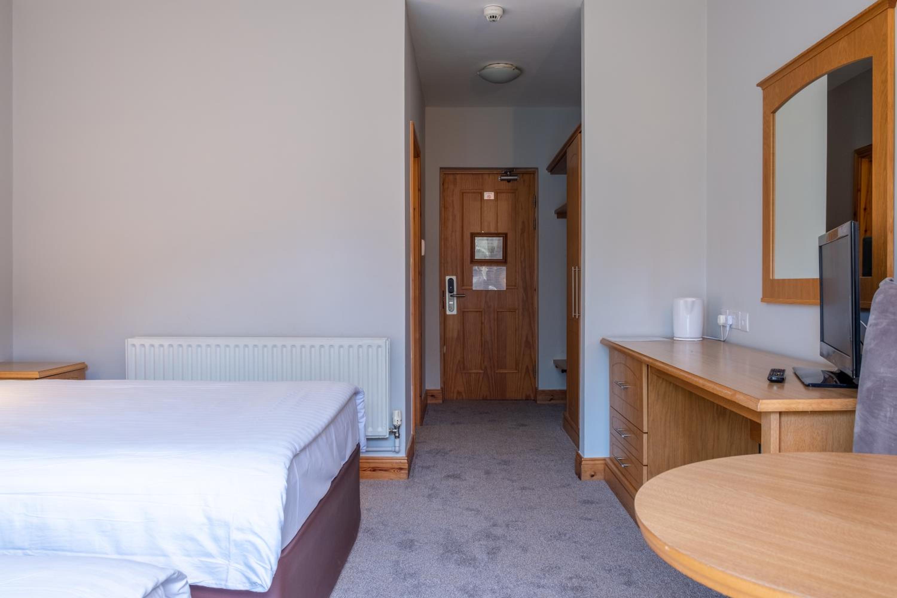 Double & Single Room with Balcony - Photo 5