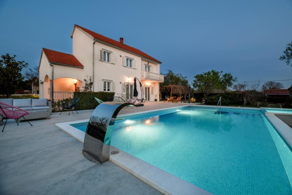 Villa photo 1