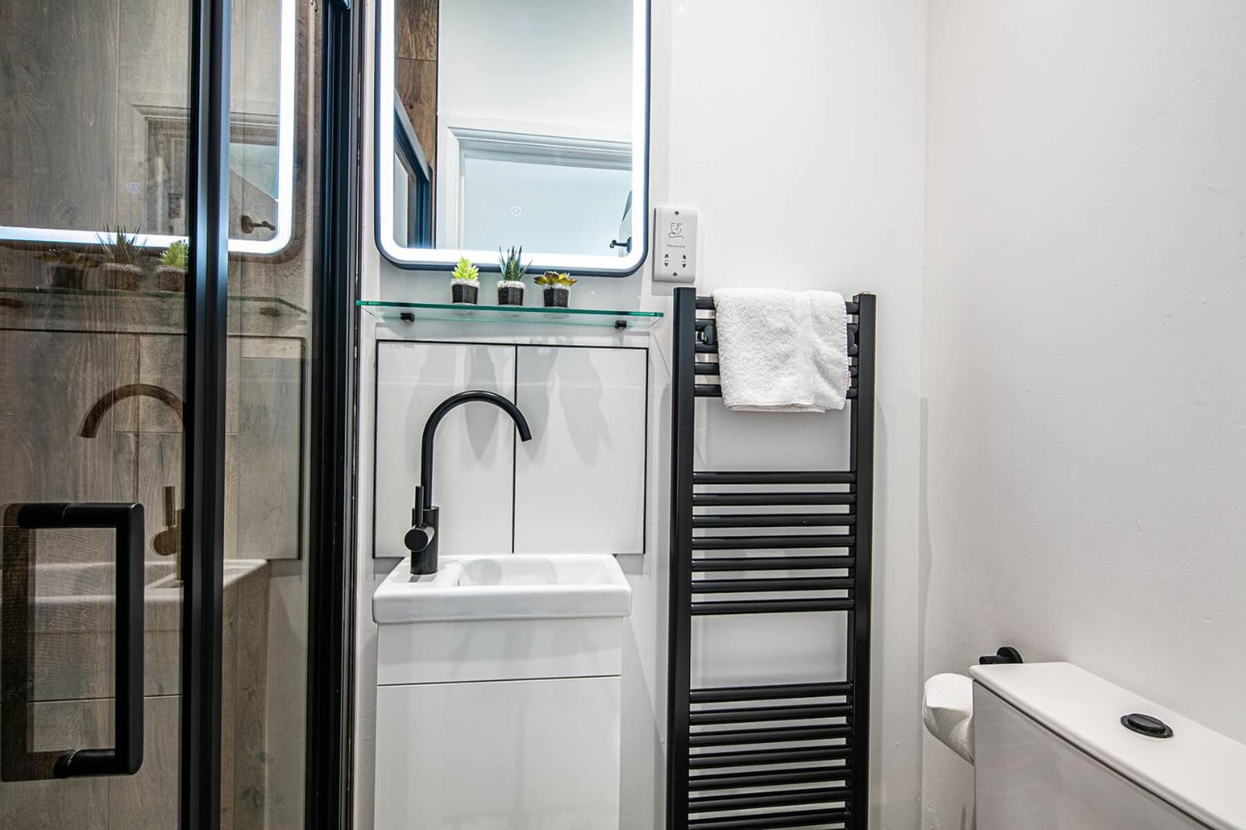 Compact Single Room (First Floor) - Photo 5