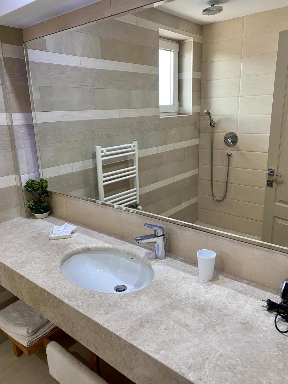 Deluxe Triple Room with Sea View - Photo 6
