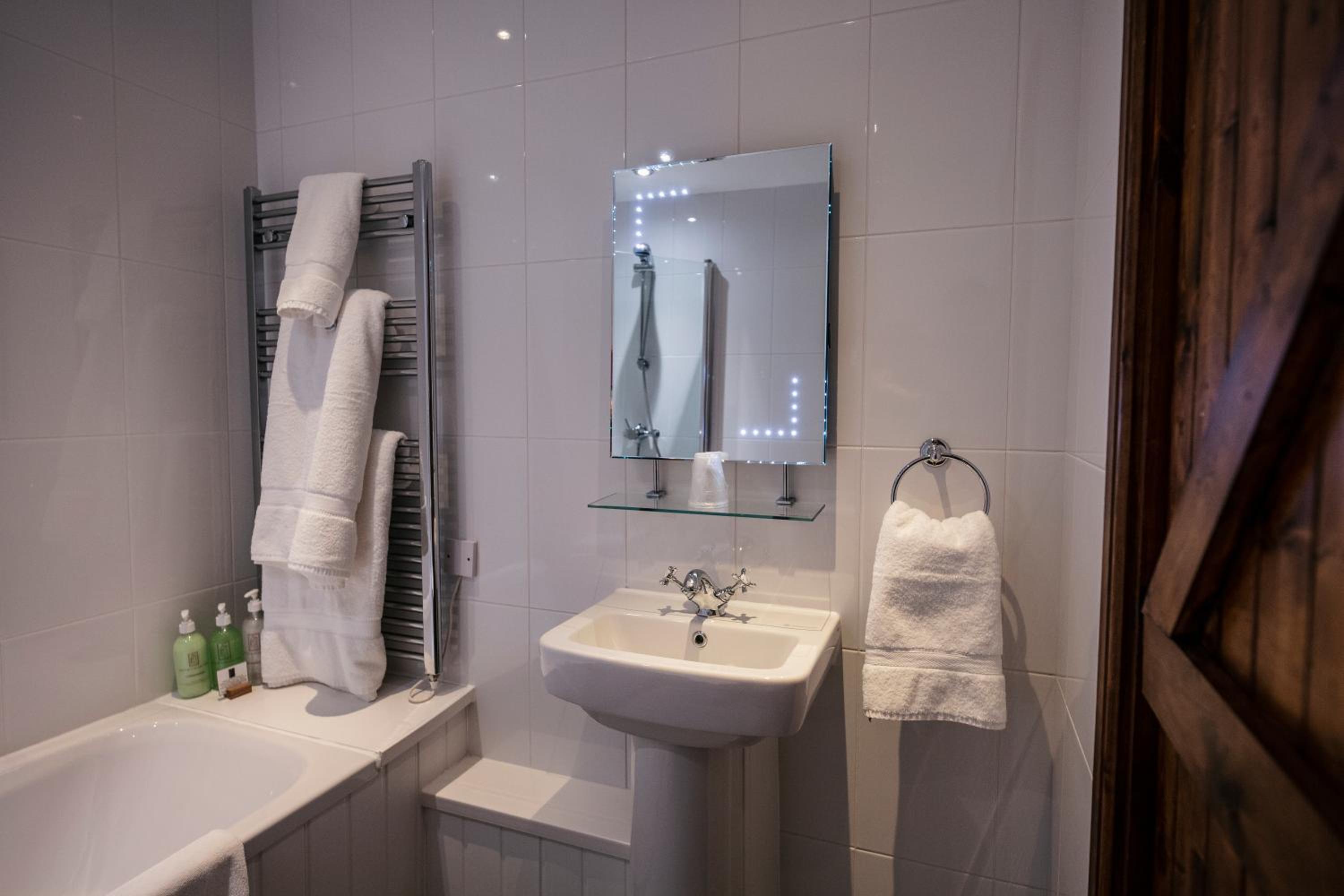 Double or Twin Room with Courtyard View - Photo 5