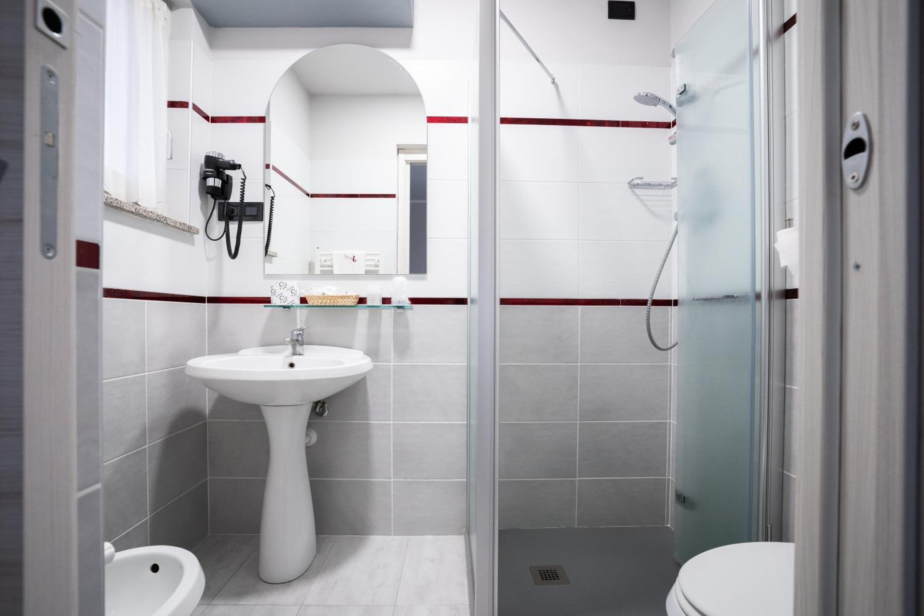 Double or Twin Room - Photo 4