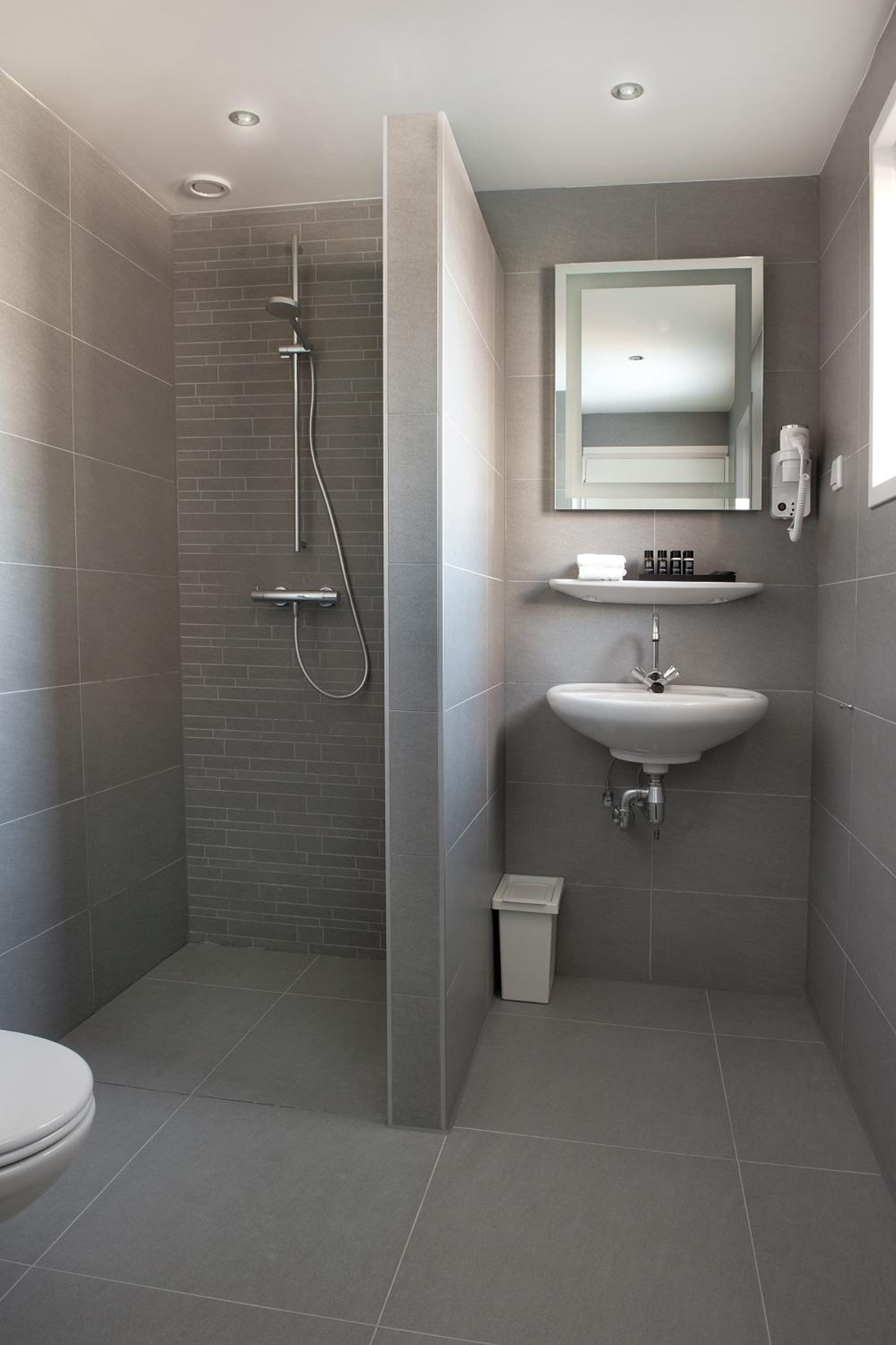 Basic Single Room with Bathroom photo 3