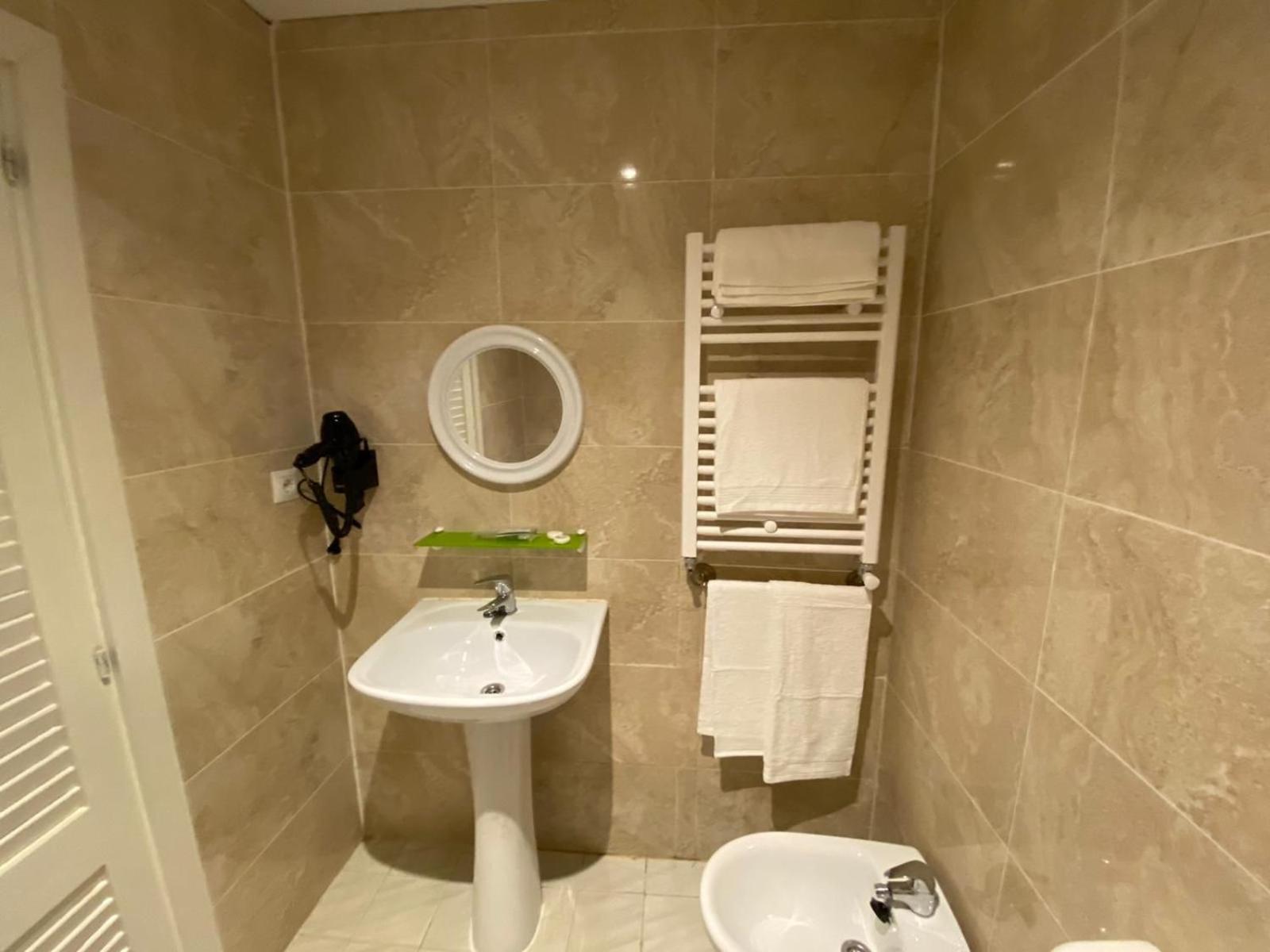 Twin Room - Photo 14