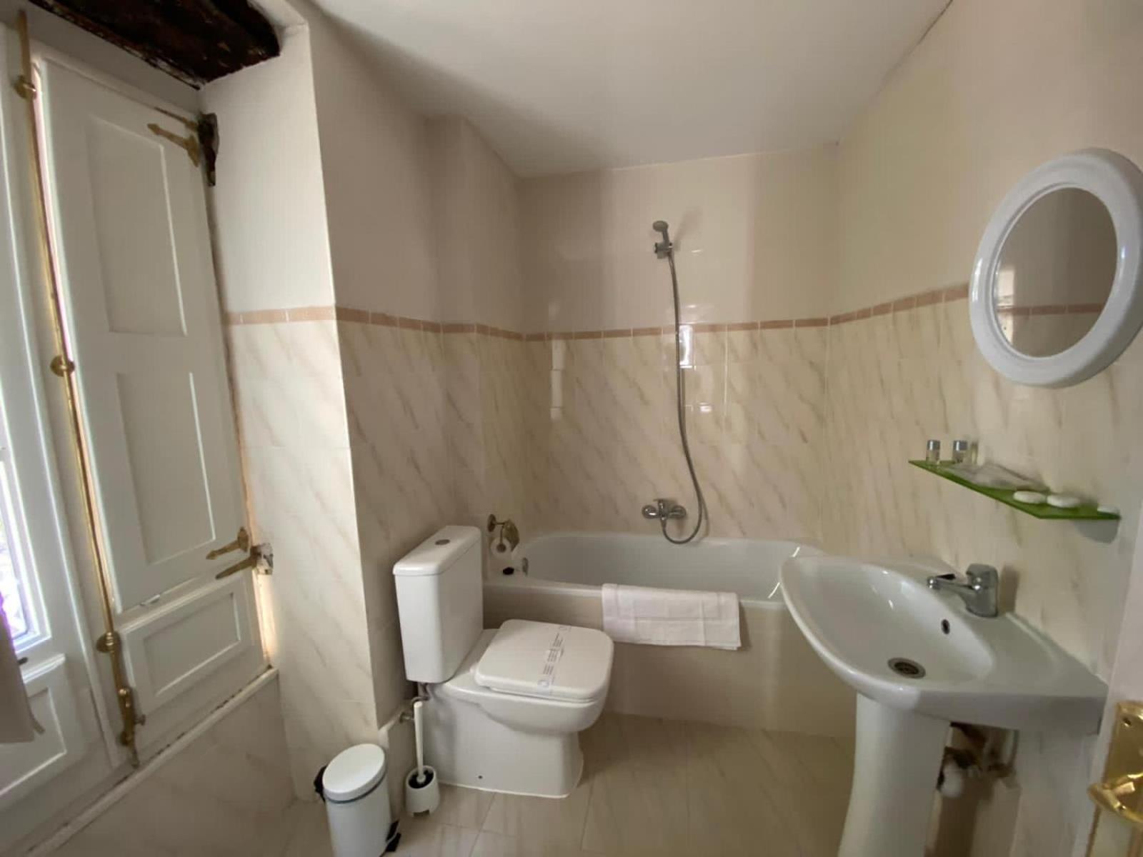 Twin Room - Photo 22
