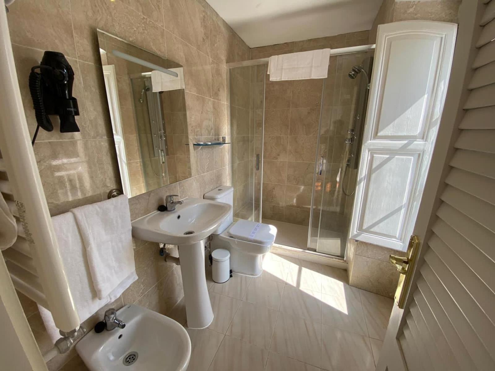 Twin Room - Photo 5