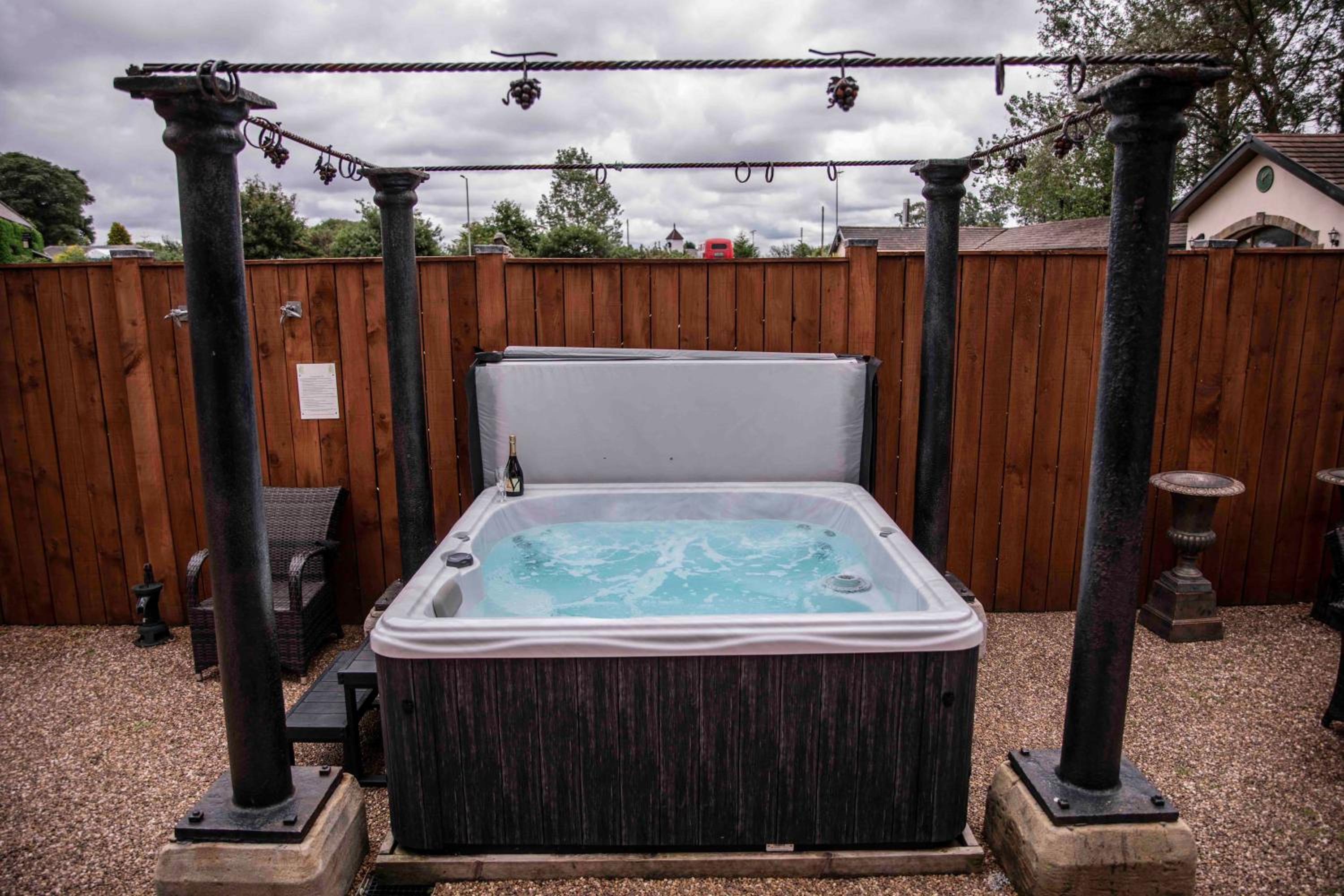 Hadrian's Villa with Hot Tub - Photo 4