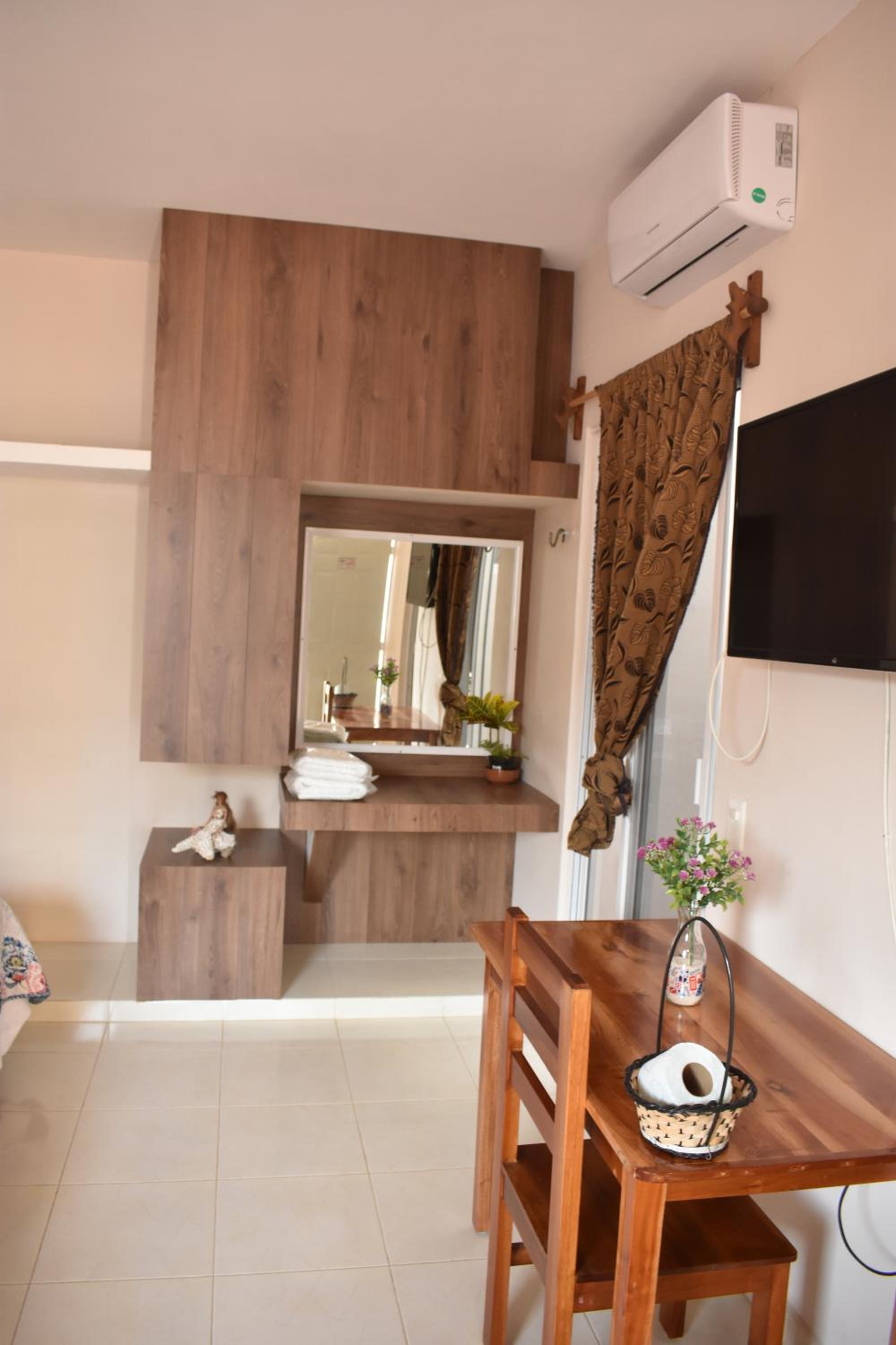 Double Room with Two Double Beds - Photo 2