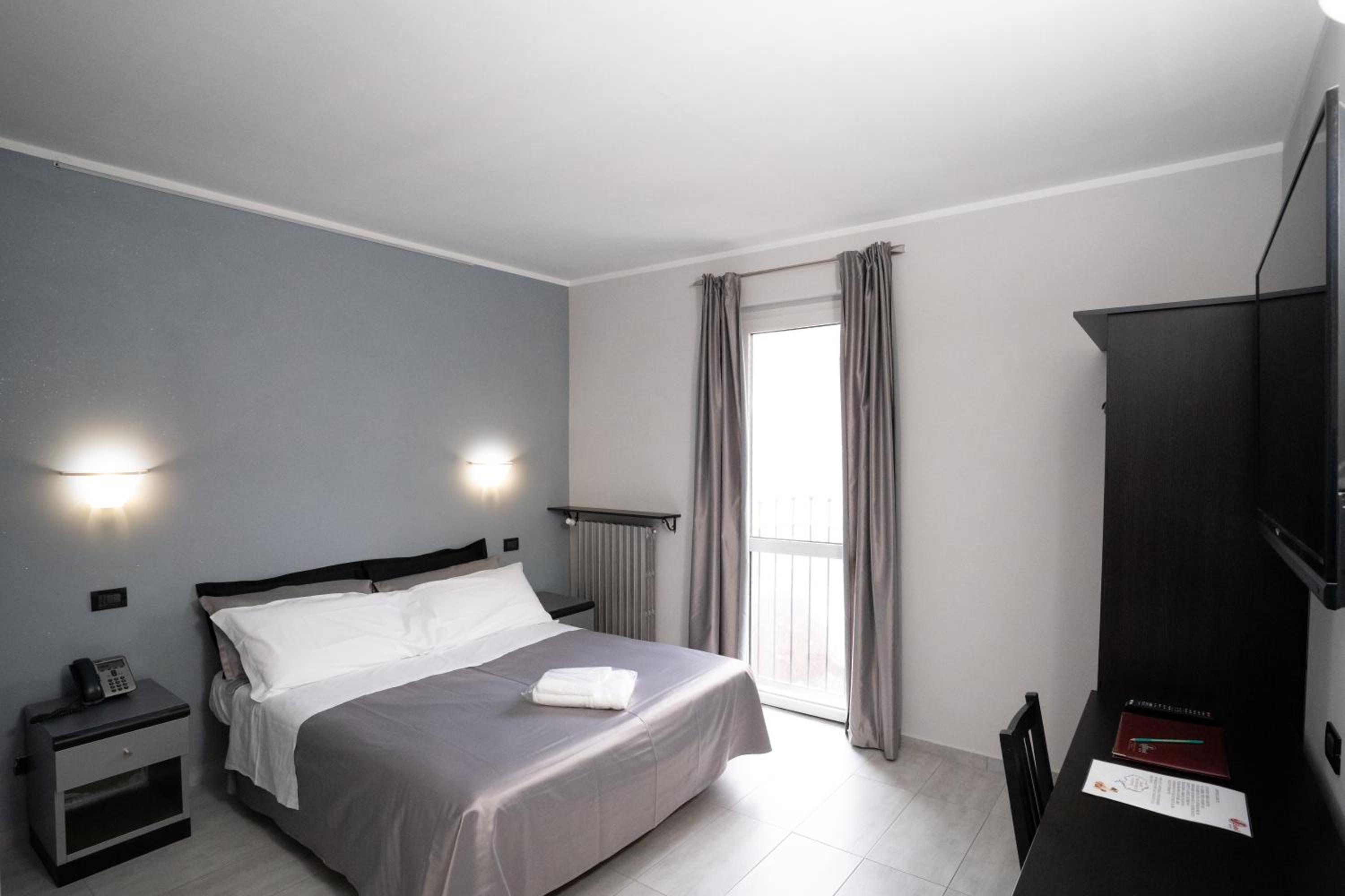 Double or Twin Room - Photo 6