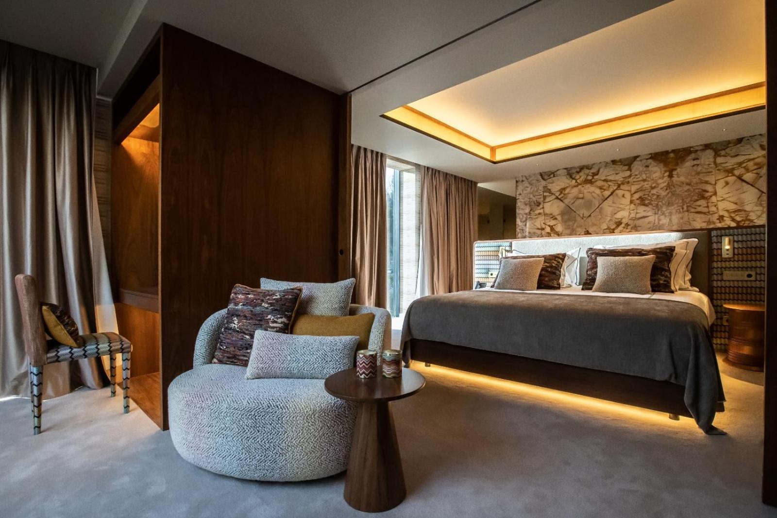 Signature Suite - Photo 6